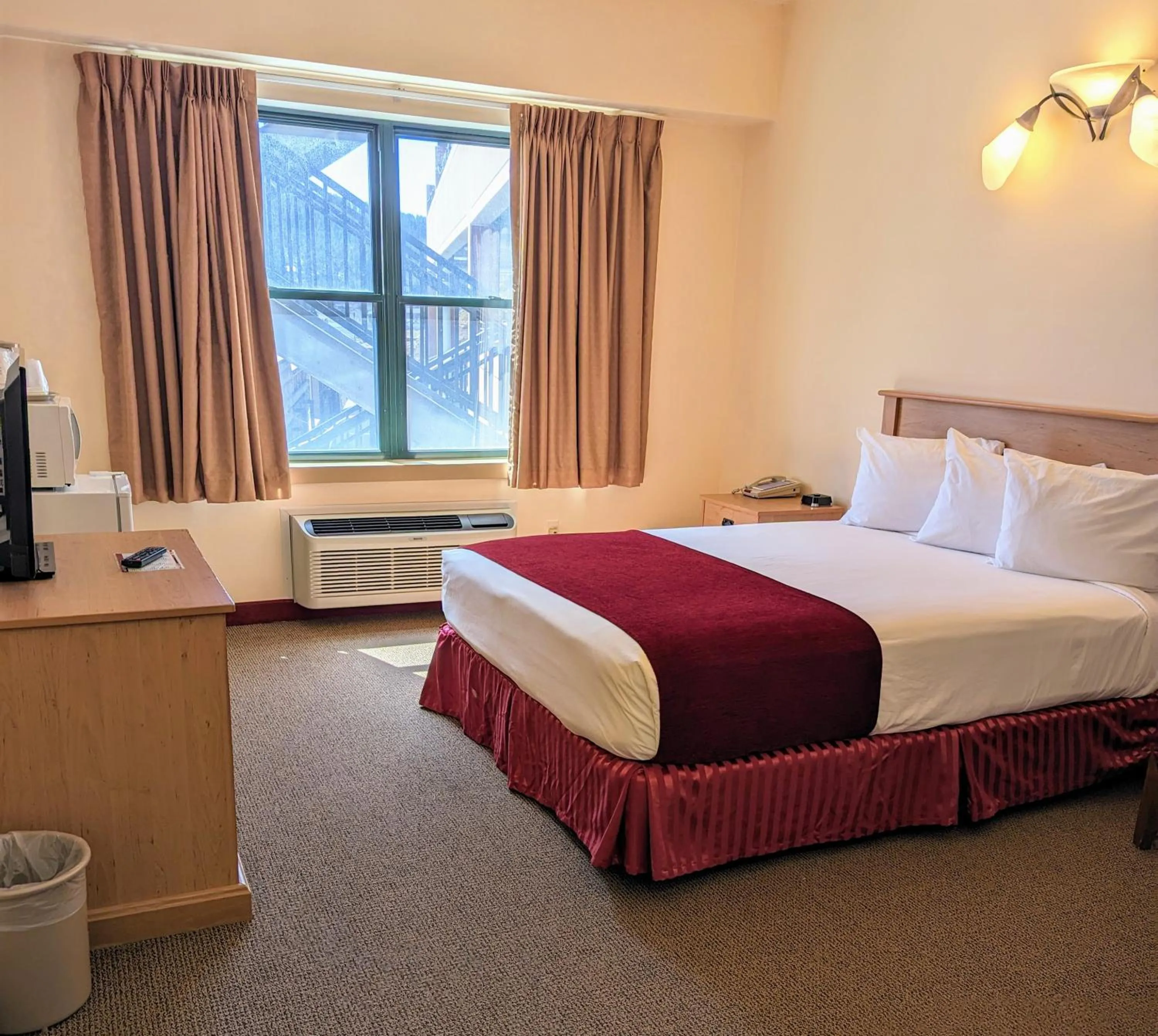Bedroom, Bed in Travelodge by Wyndham Deadwood
