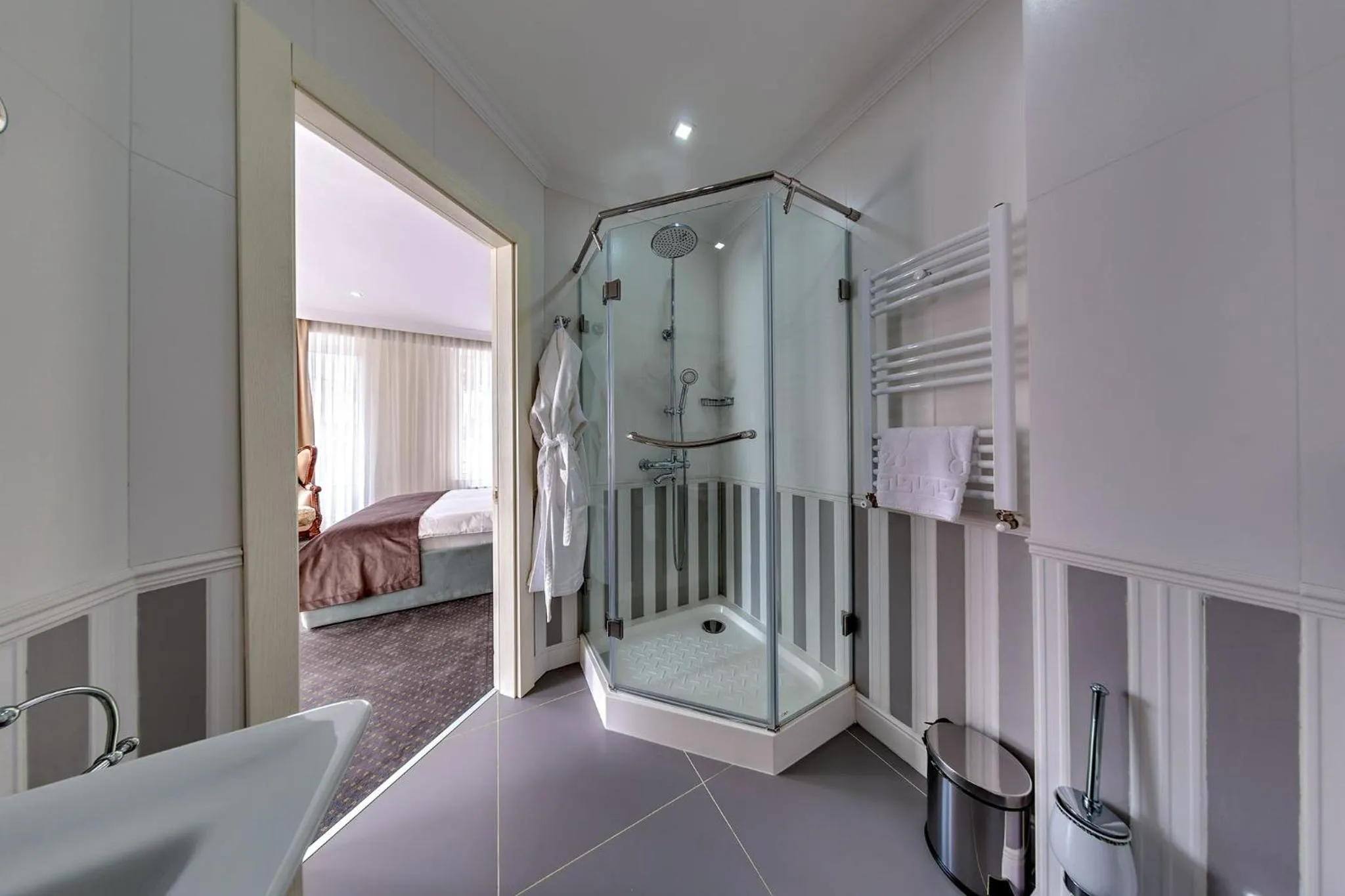 Shower, Bed in London Boutique Hotel