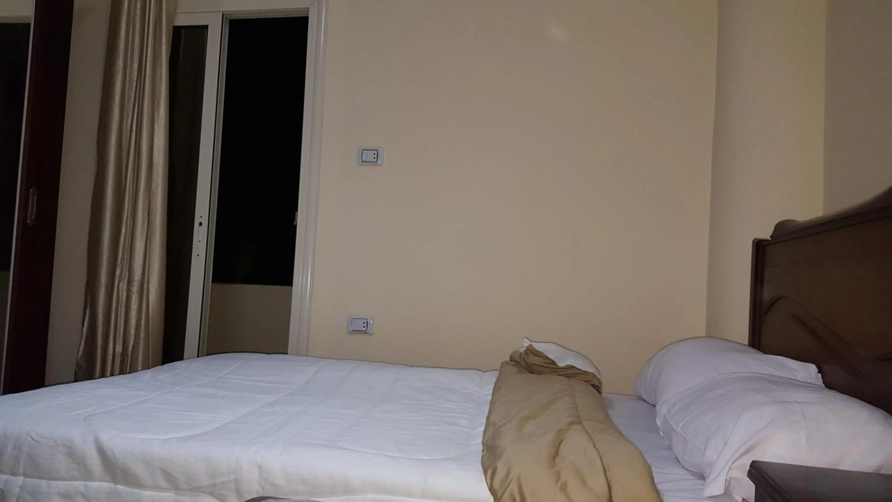 Bedroom, Bed in Royal Pyramids Inn