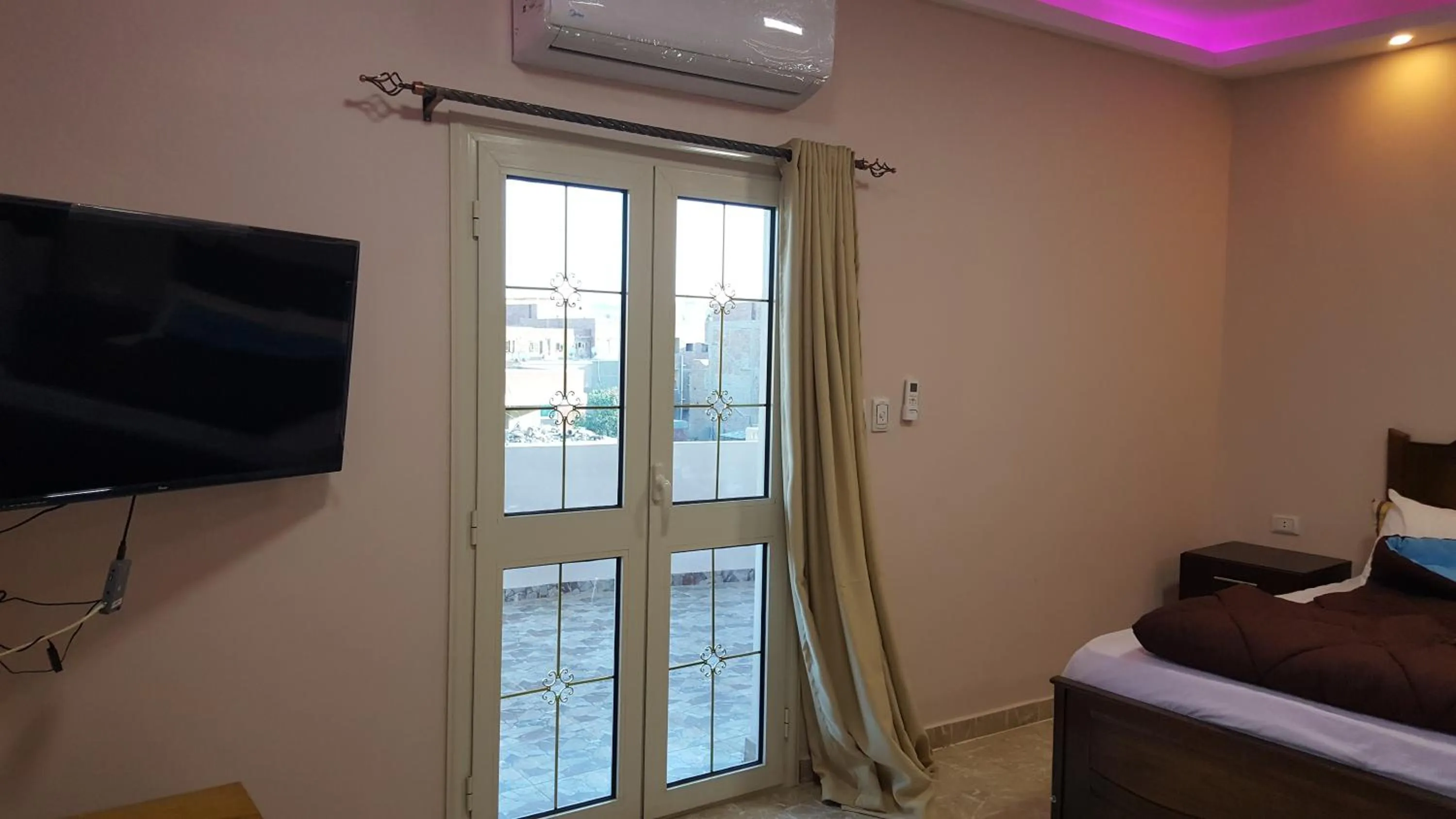 TV and multimedia, Bed in Royal Pyramids Inn