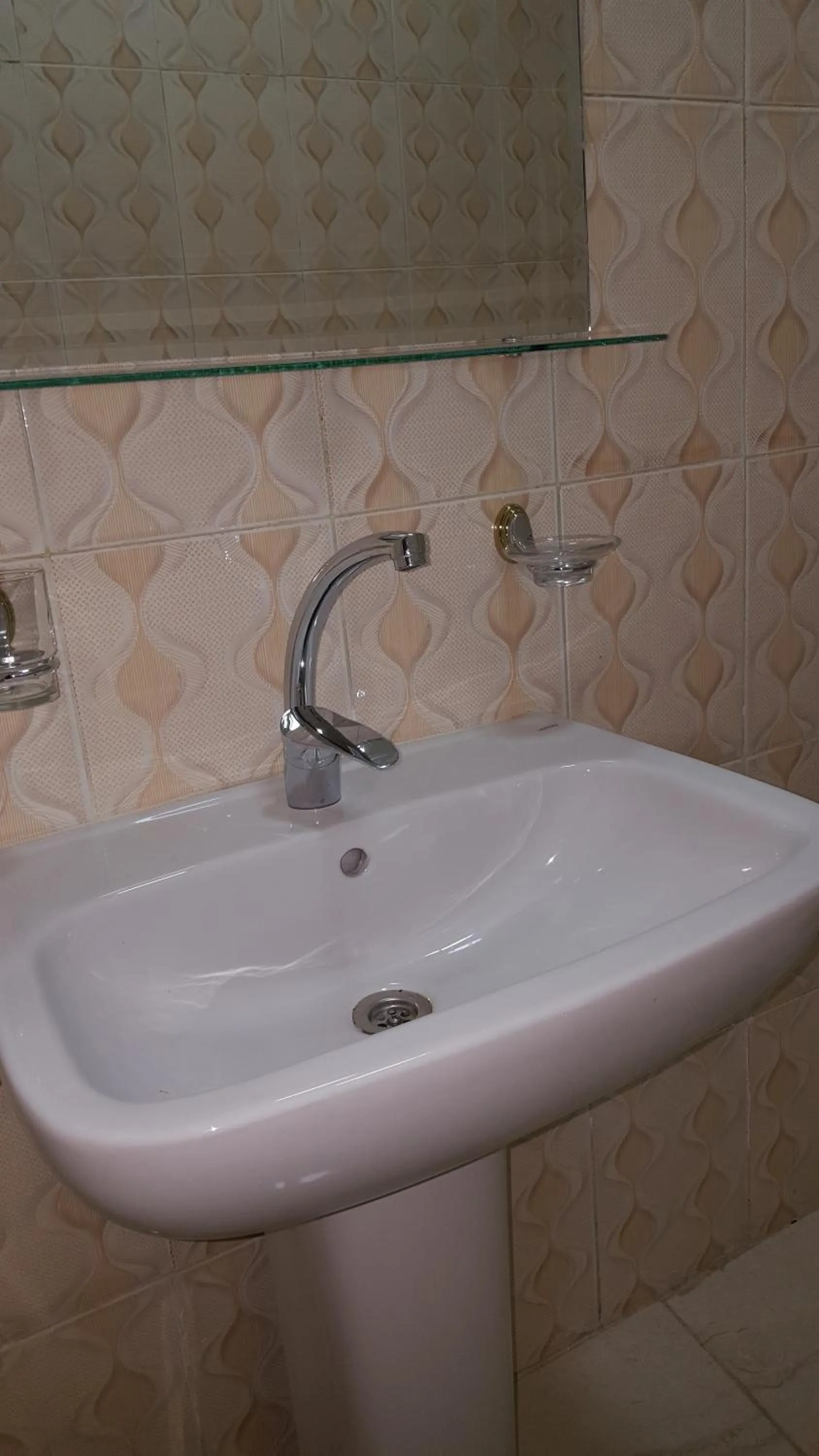 Bathroom in Royal Pyramids Inn