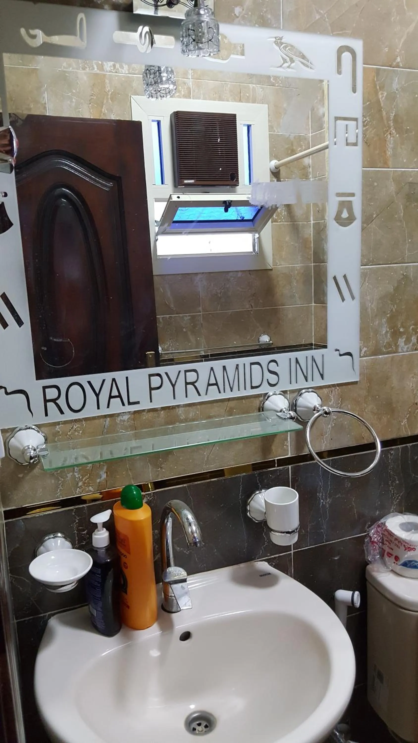 Bathroom in Royal Pyramids Inn