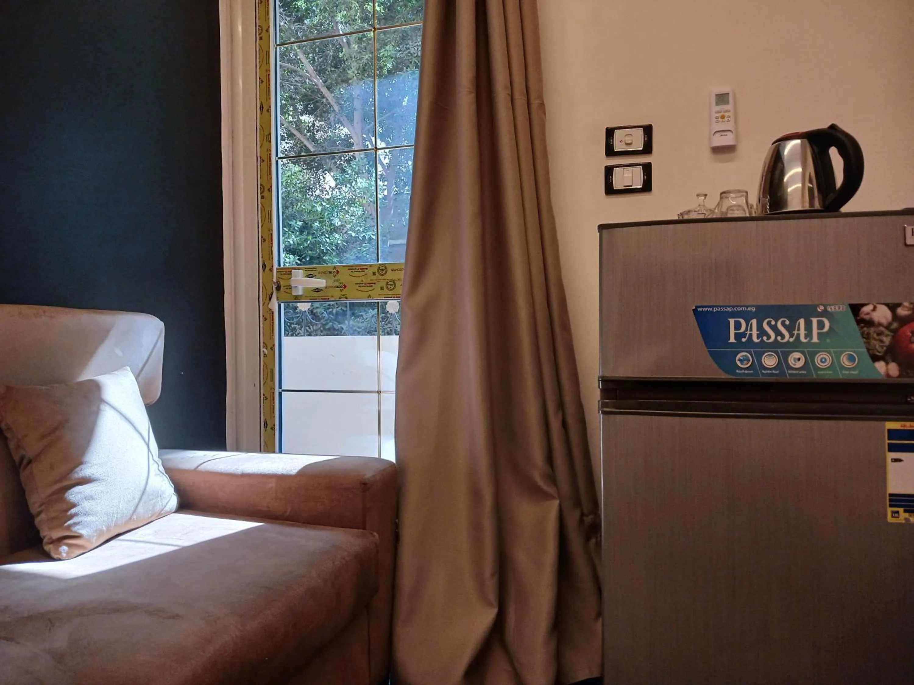 Seating area, Bed in Royal Pyramids Inn