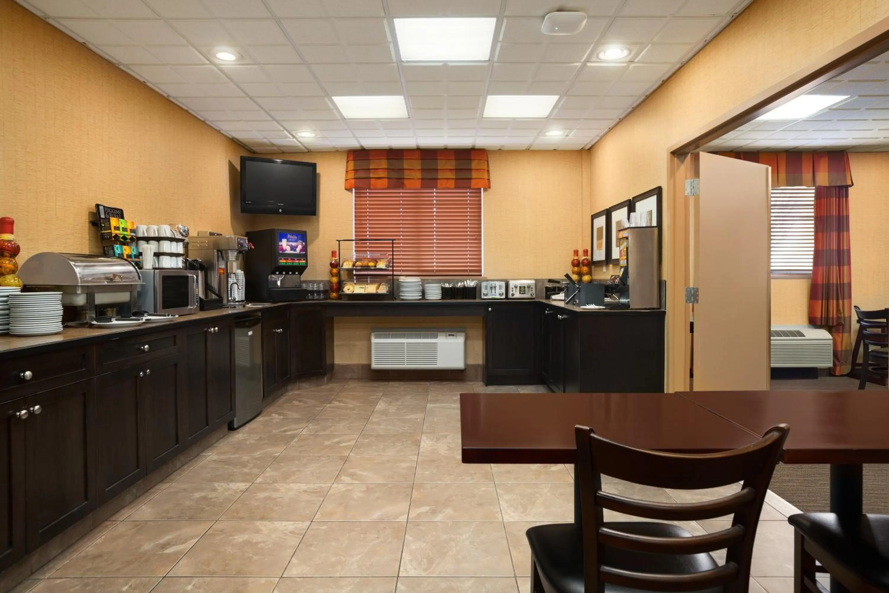 Restaurant/places to eat in Ramada by Wyndham Surrey/Langley