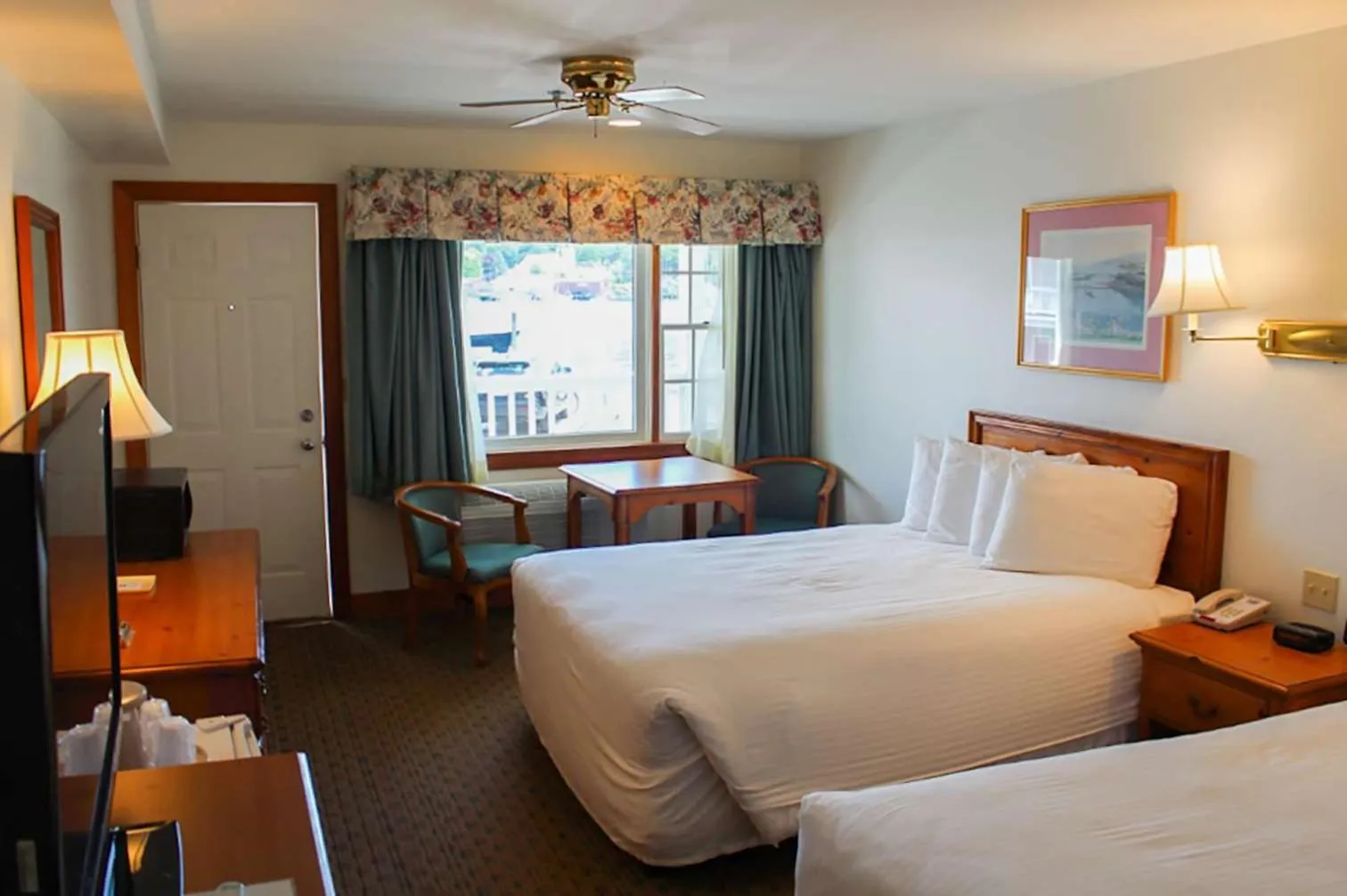 Two Queens Main Inn 1st Level in Tugboat Inn