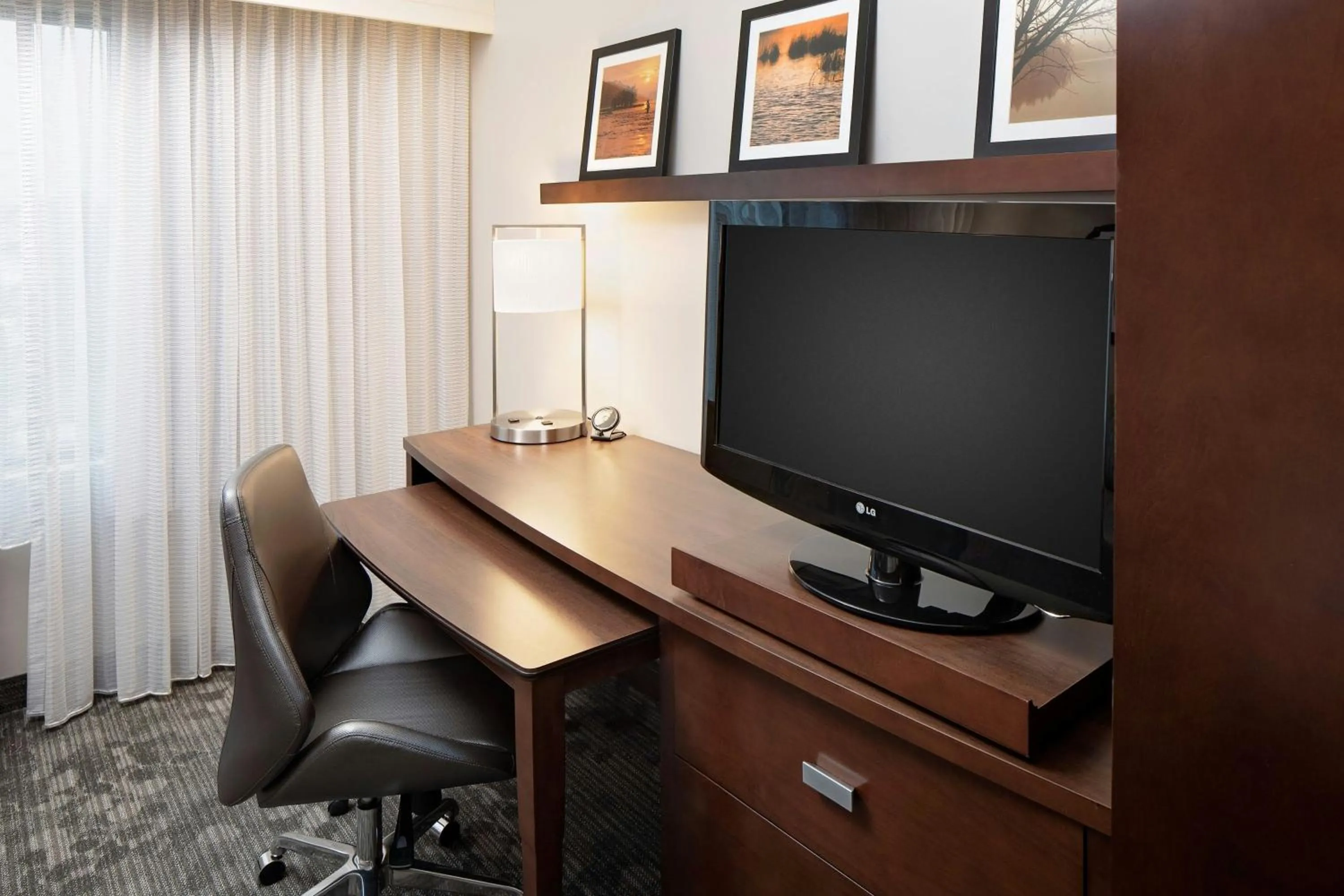 Photo of the whole room in Courtyard by Marriott Houma