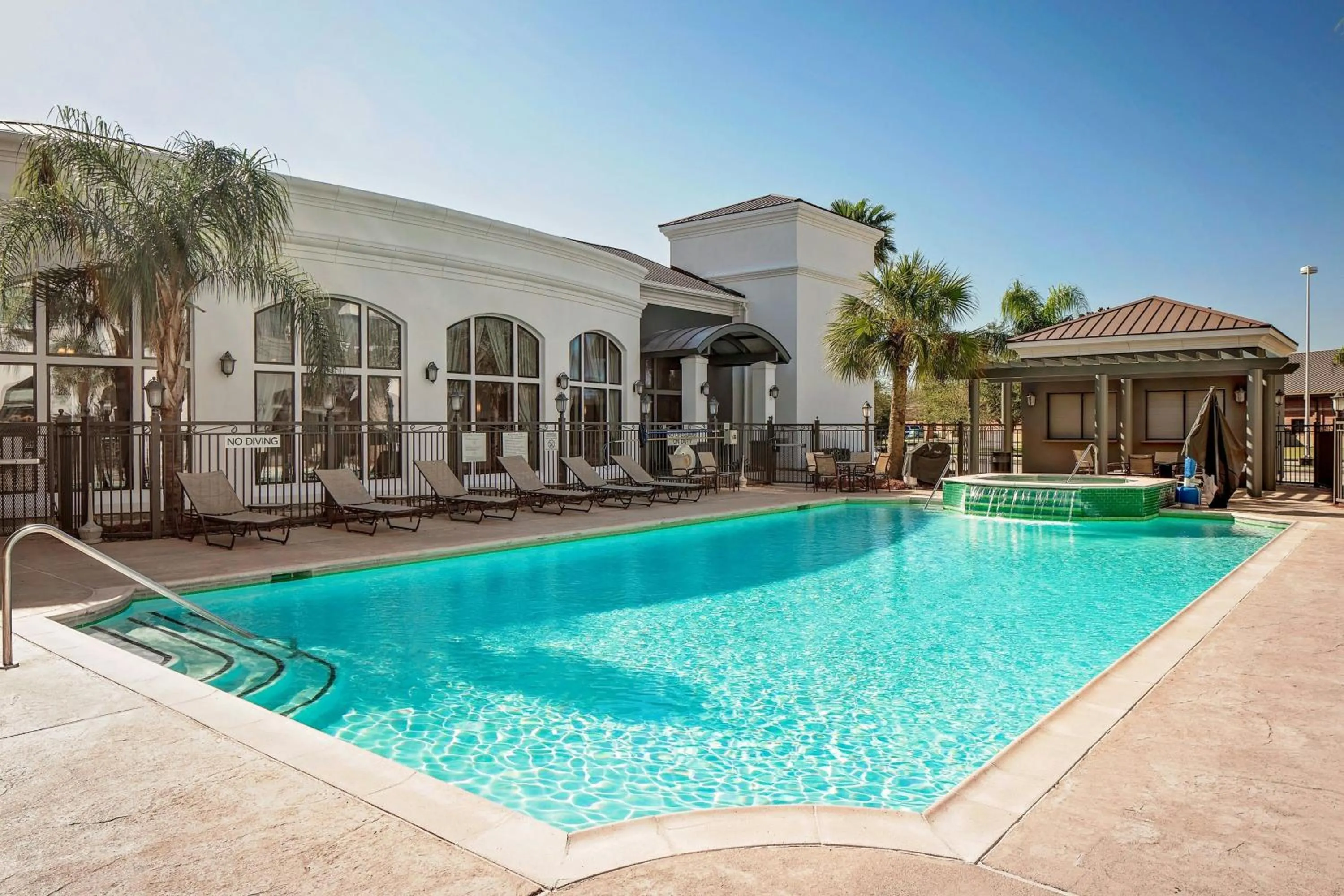 Swimming pool in Courtyard by Marriott Houma
