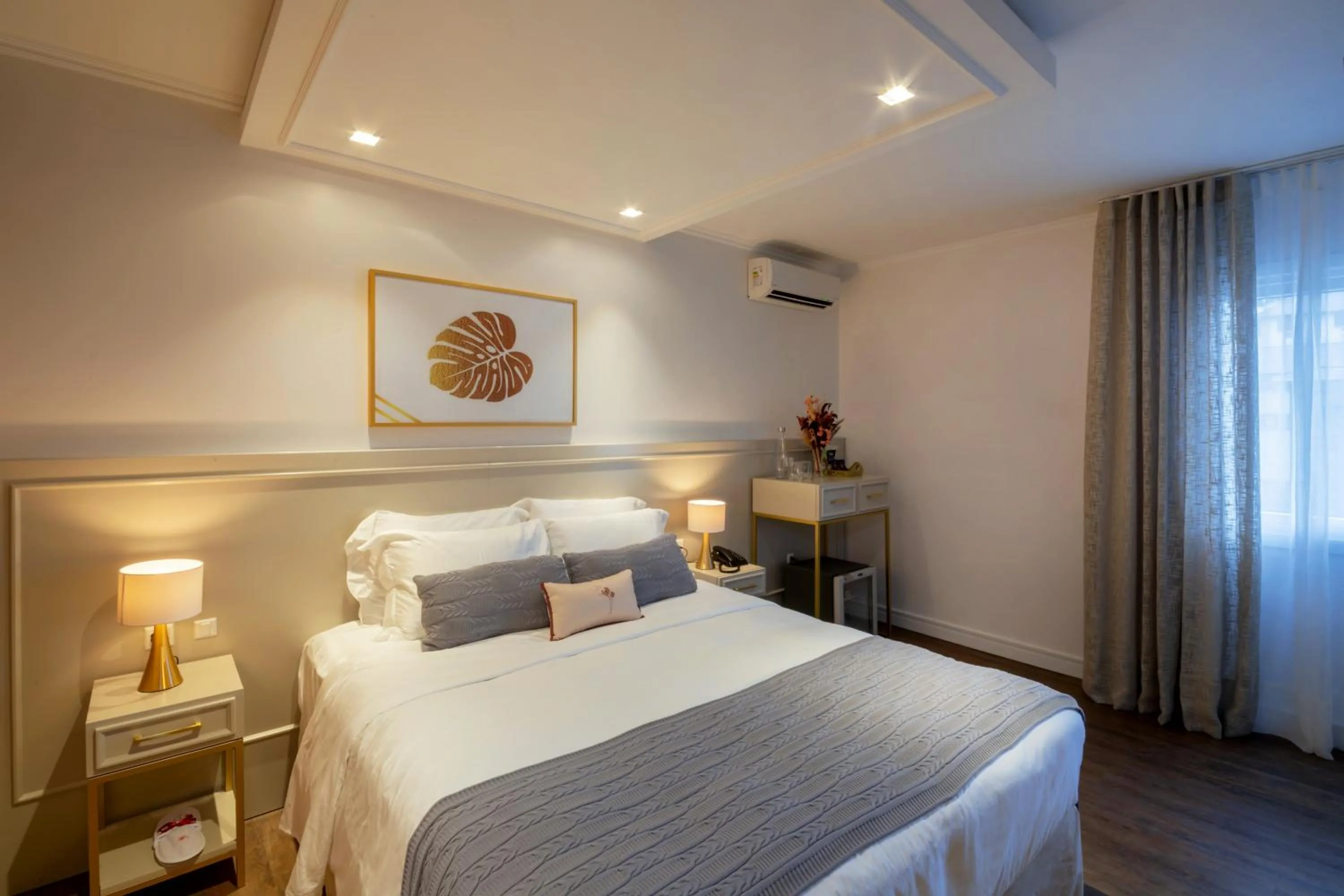 Bathroom, Bed in Blumen Hotel Boutique