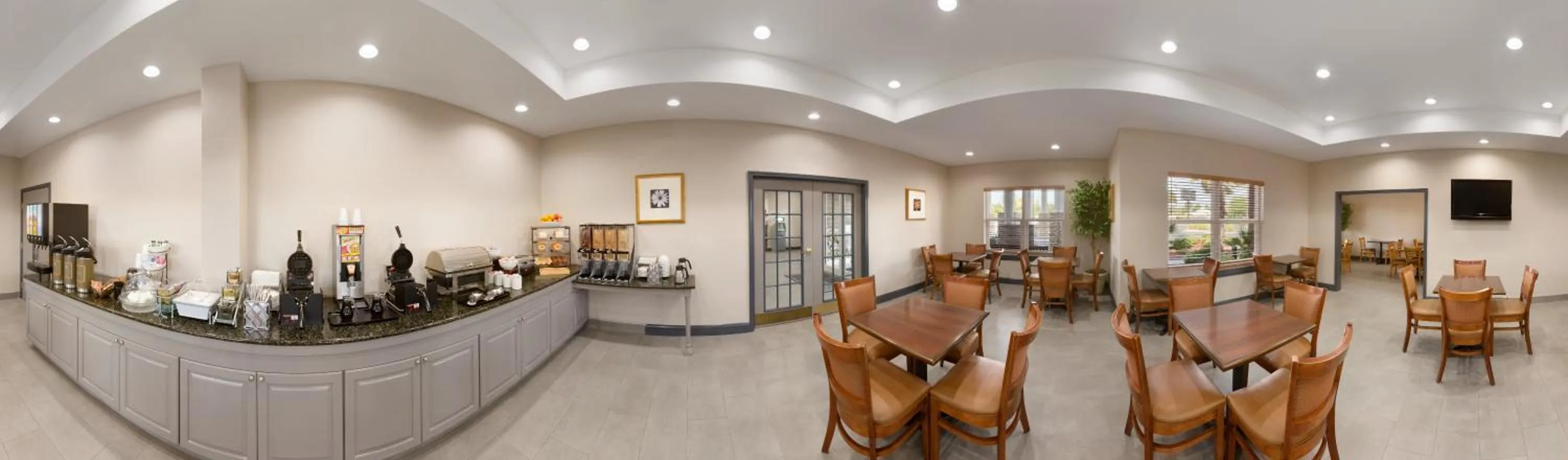 Food and drinks in Country Inn & Suites by Radisson, Panama City Beach, FL