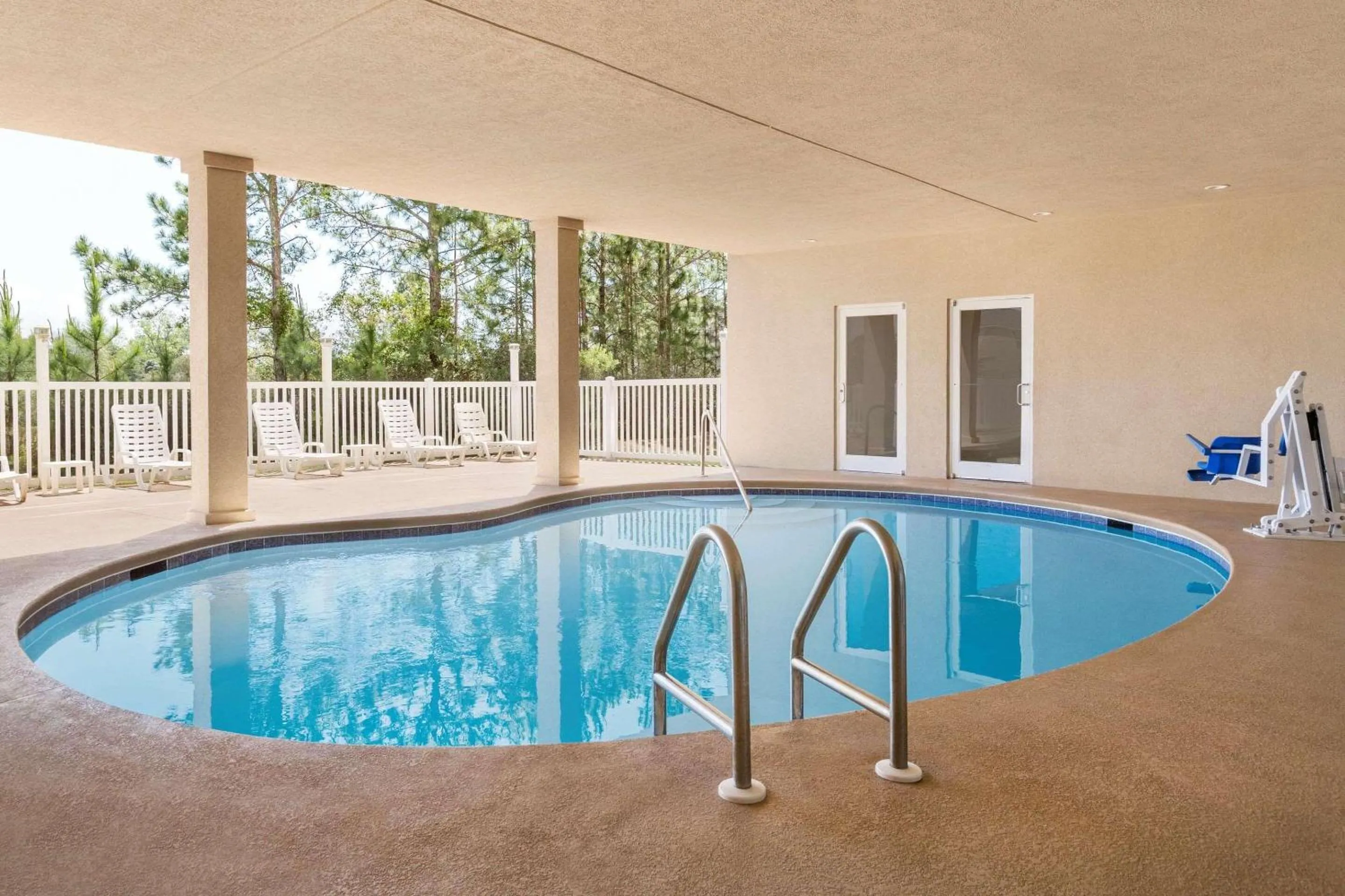 Swimming pool in Country Inn & Suites by Radisson, Panama City Beach, FL
