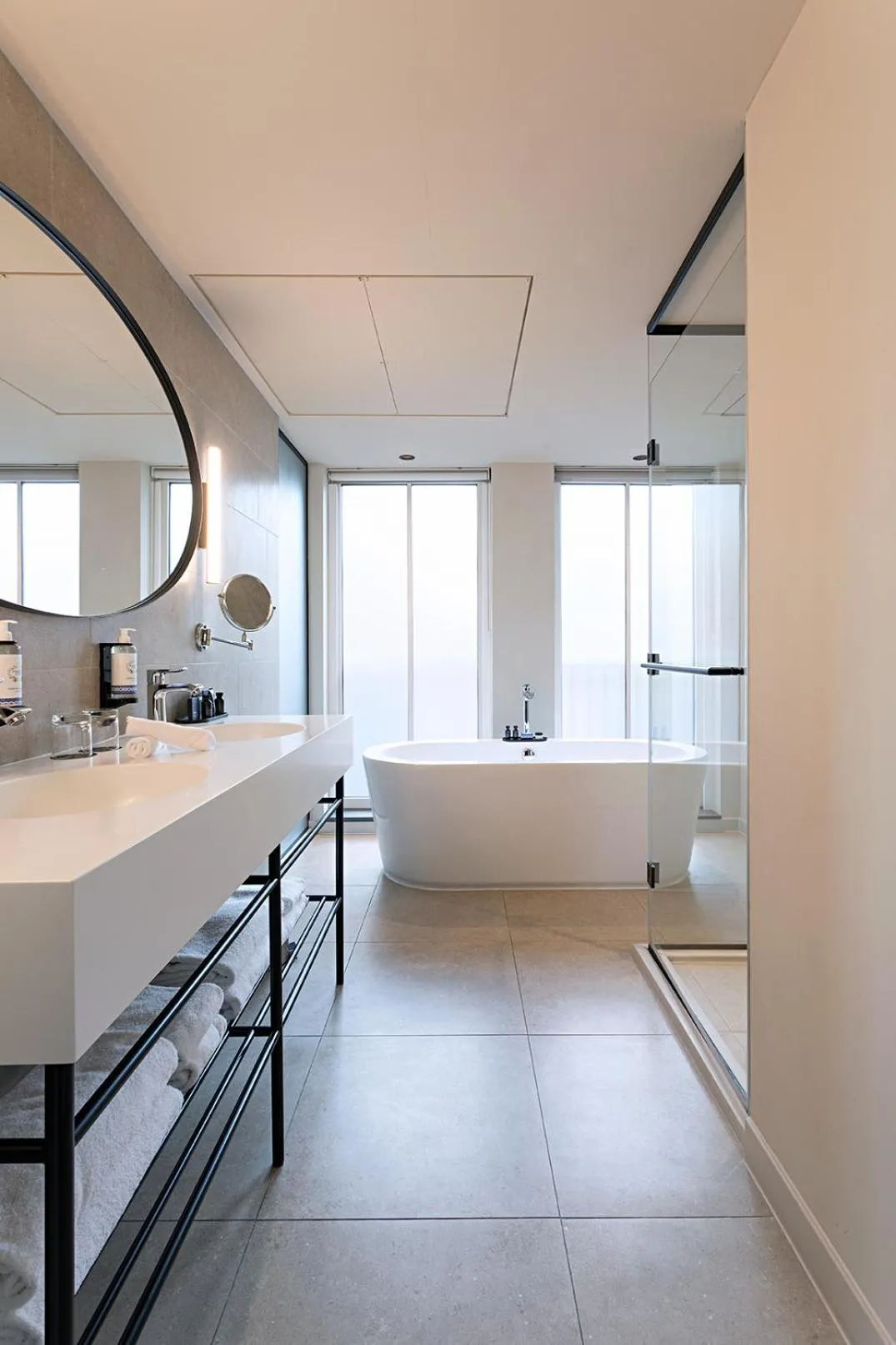 Toilet, Bed in Pestana Amsterdam Riverside