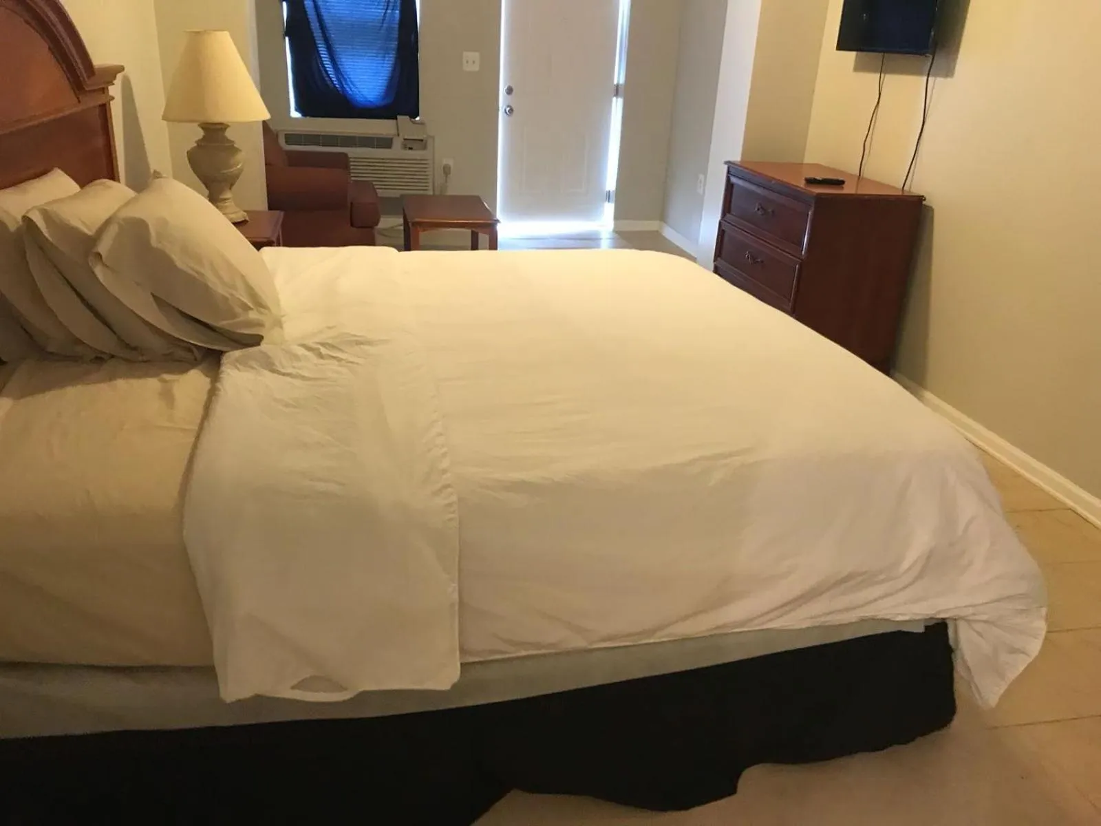 Bed in Red Carpet Inn, Alexandria