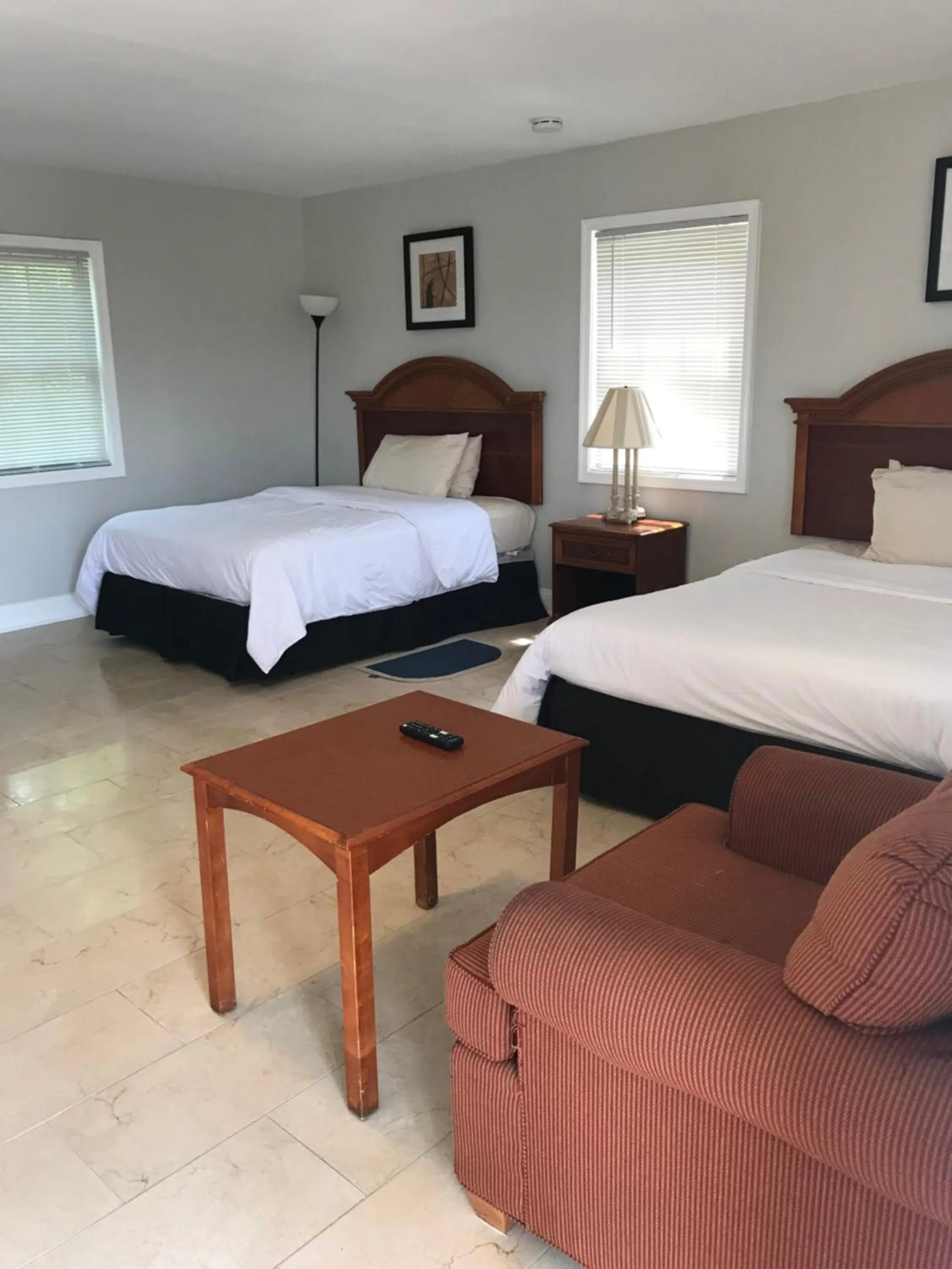 Bed in Red Carpet Inn, Alexandria