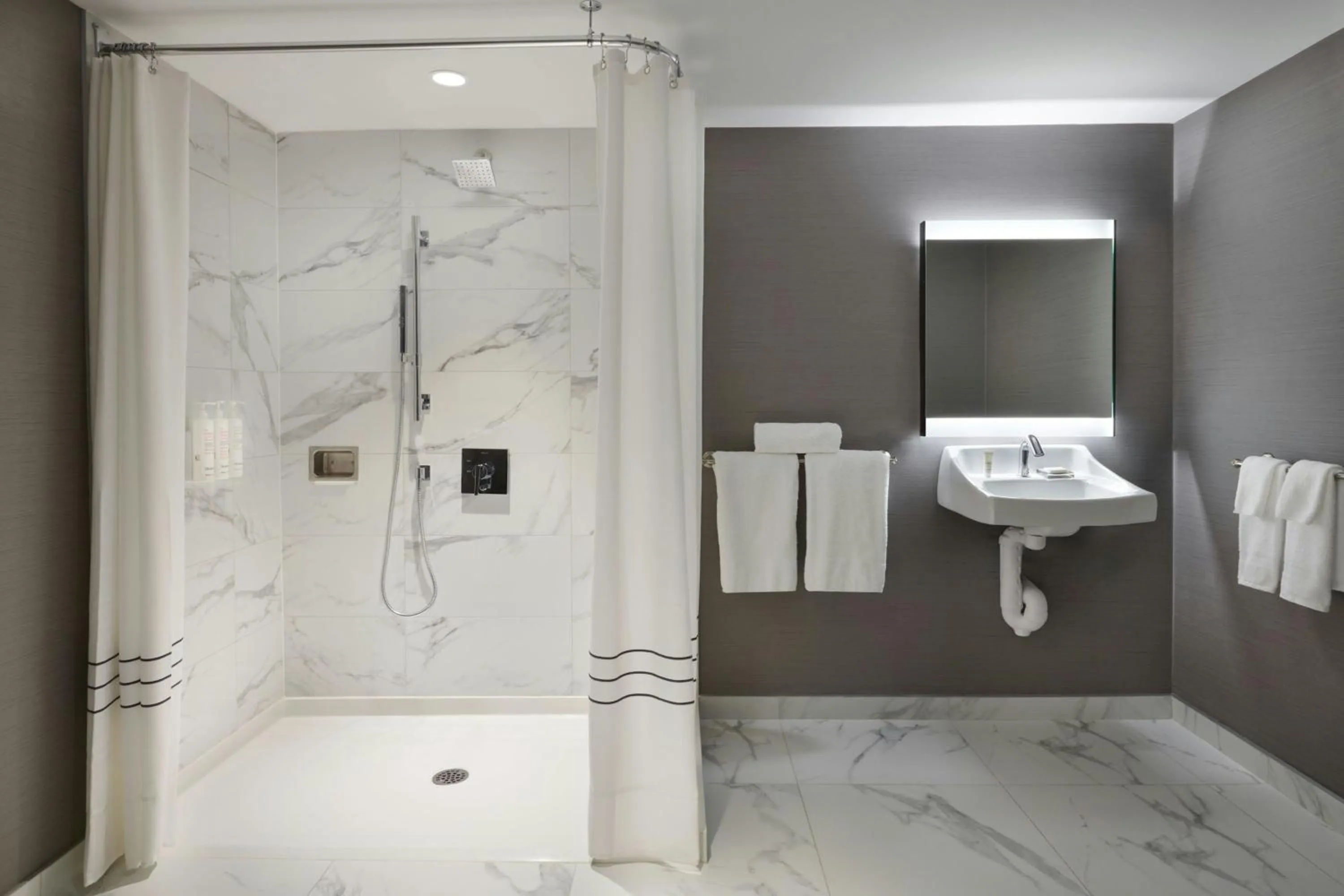 Bathroom in Kingston Marriott Hotel