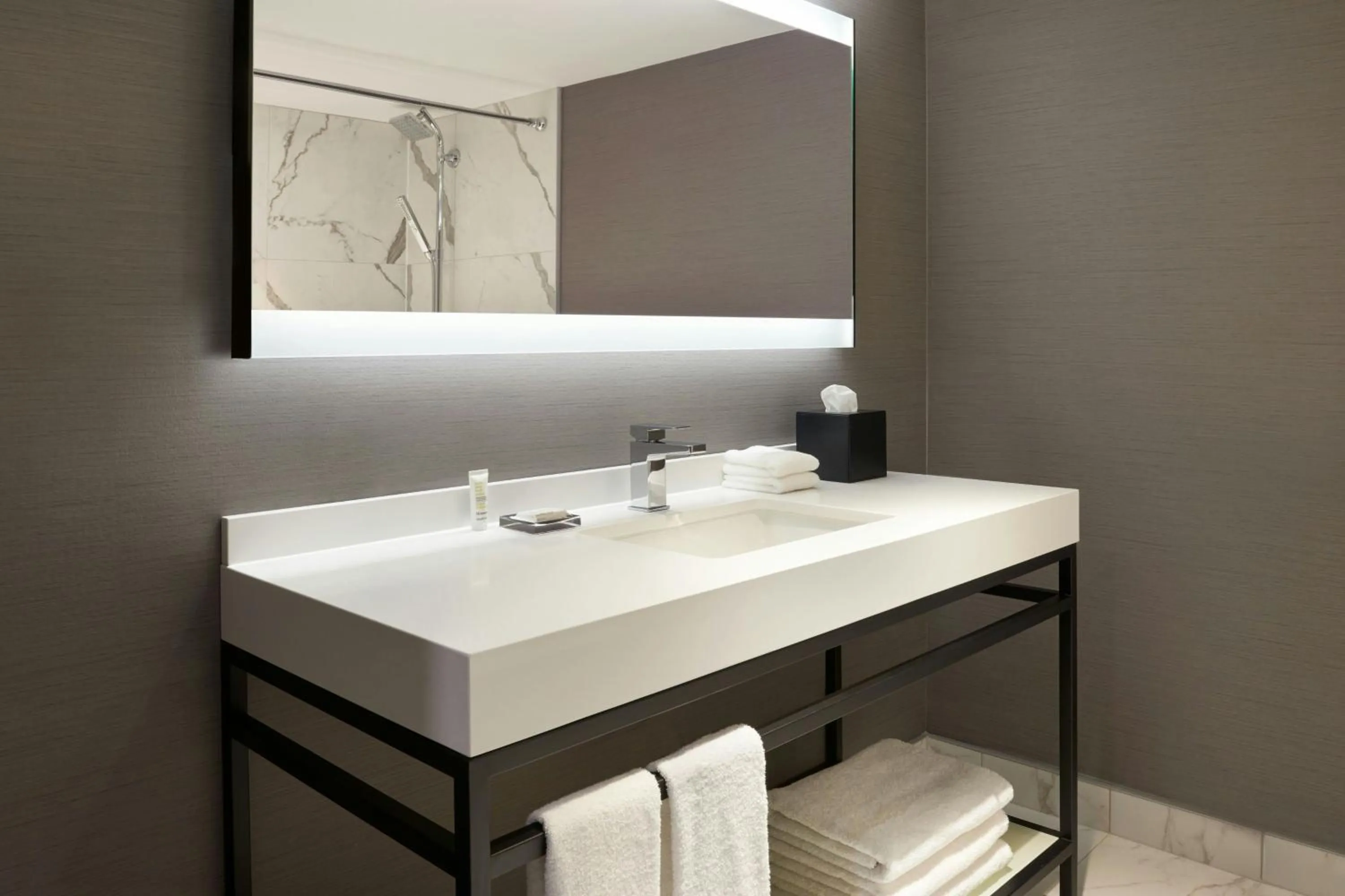 Bathroom in Kingston Market Square Hotel