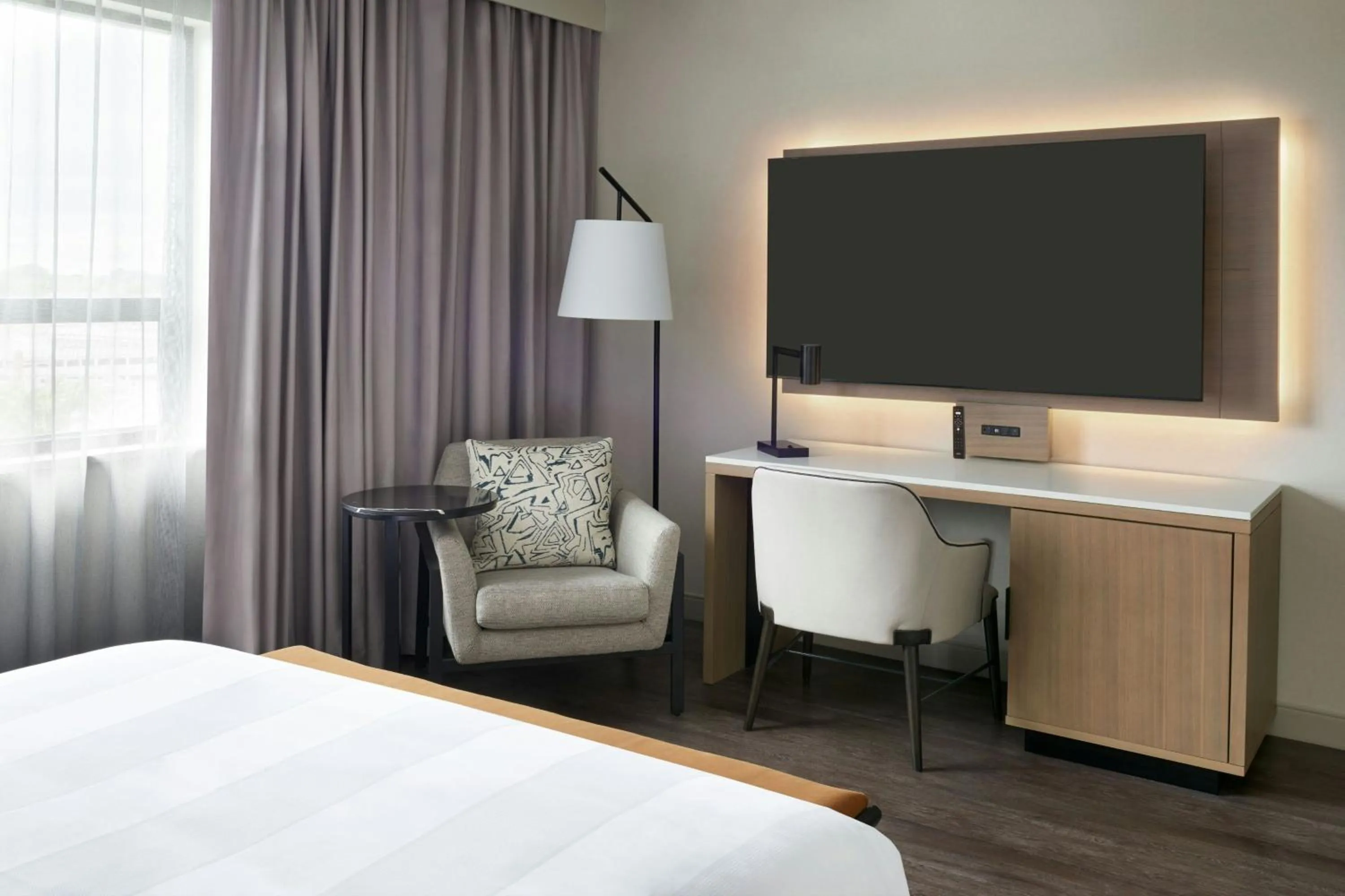 Photo of the whole room, Bed in Kingston Market Square Hotel