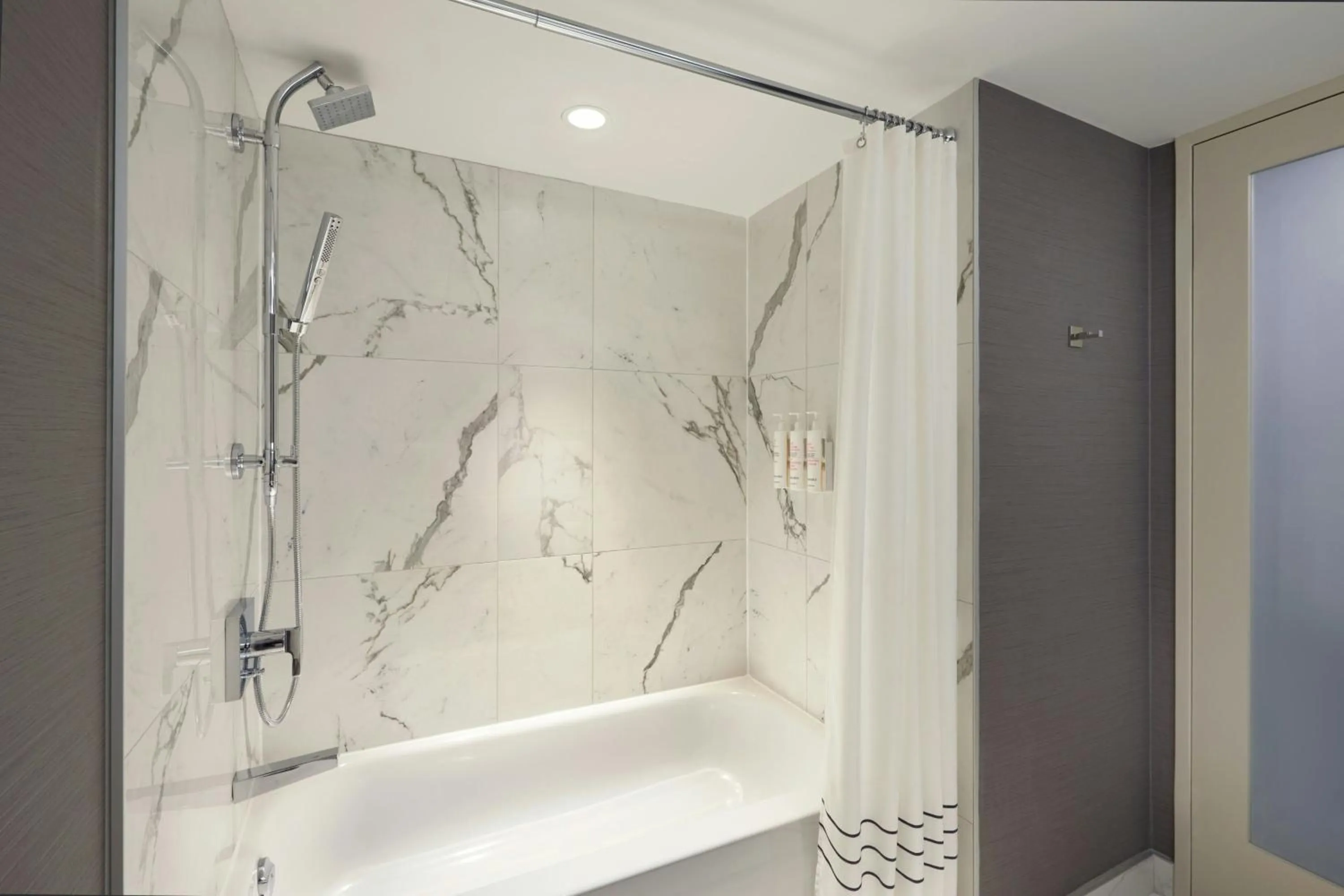 Bathroom in Kingston Market Square Hotel