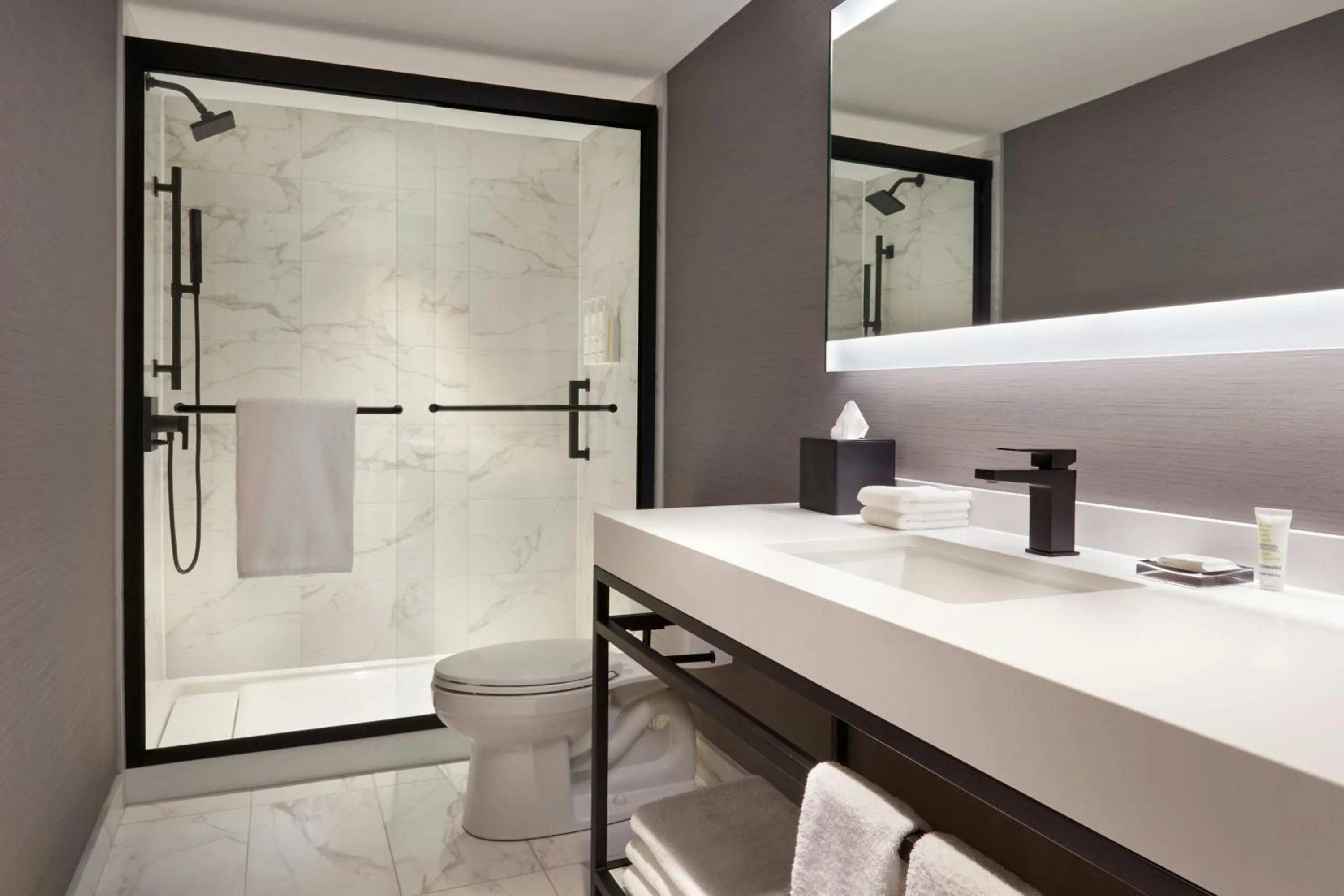 Bathroom in Kingston Market Square Hotel