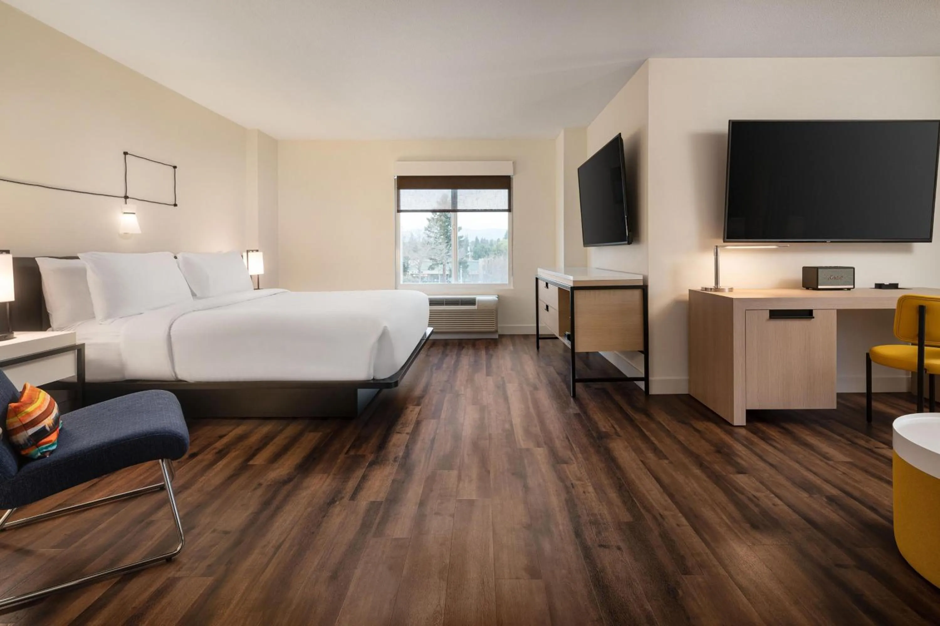 Photo of the whole room, Bed in Aloft Mountain View