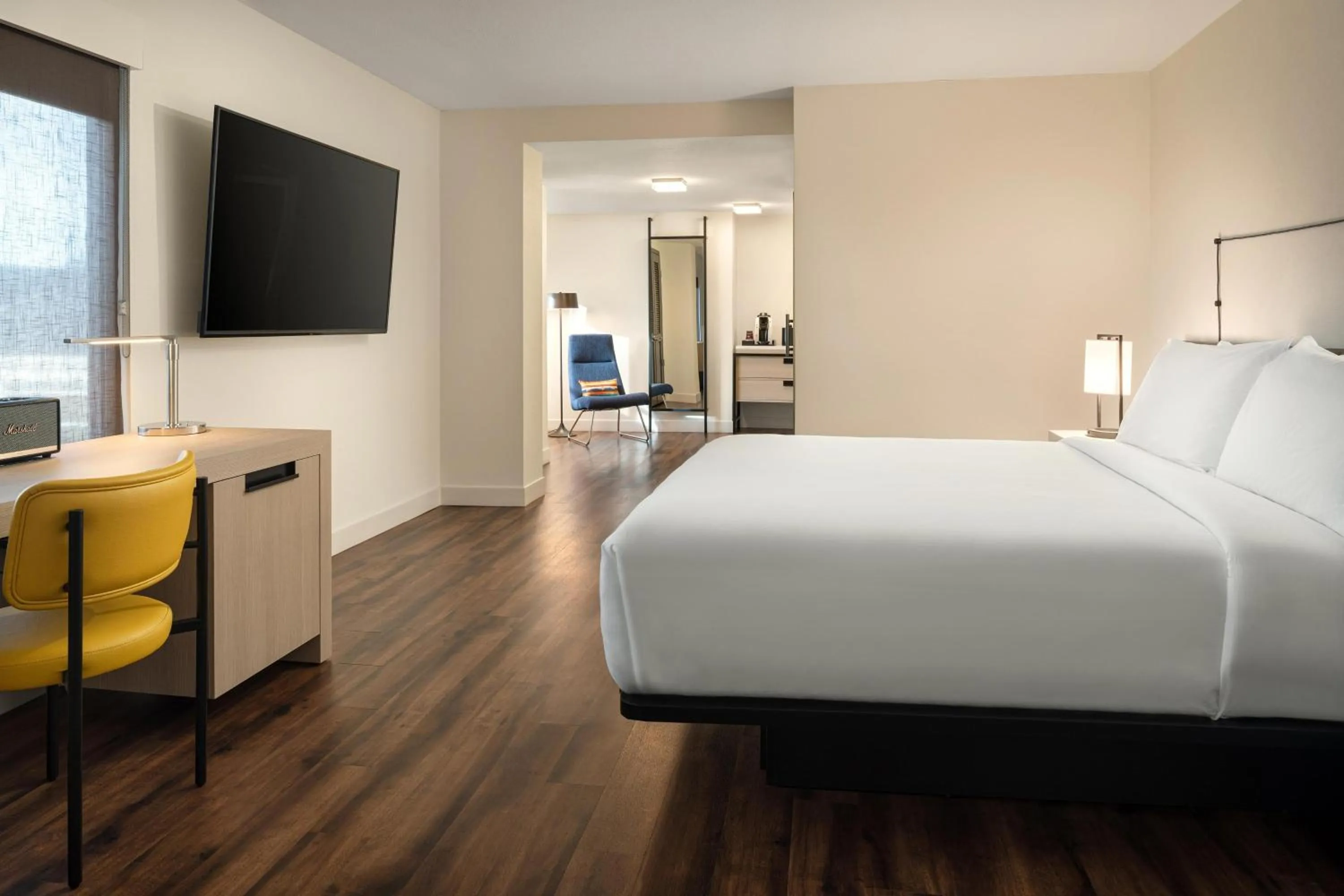 Photo of the whole room, Bed in Aloft Mountain View