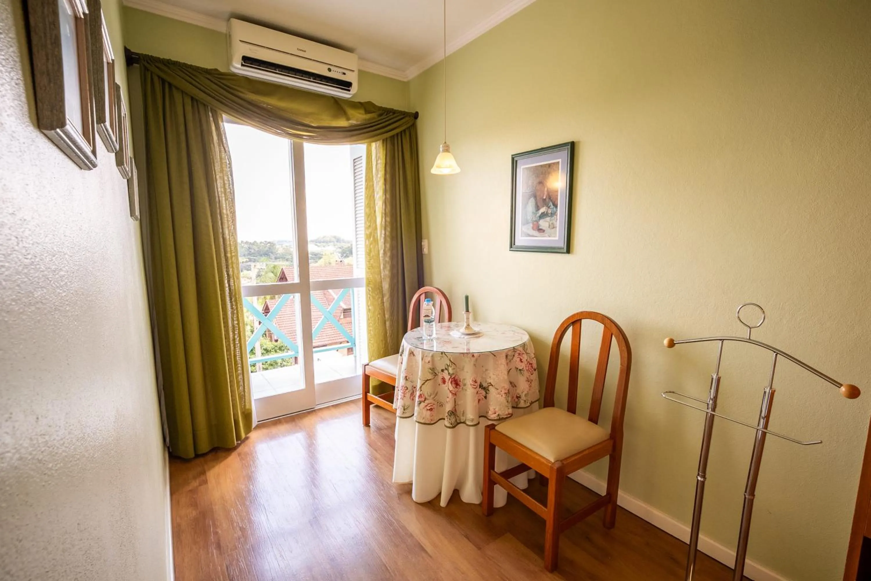 View (from property/room), Bed in Hotel Pousada da Neve