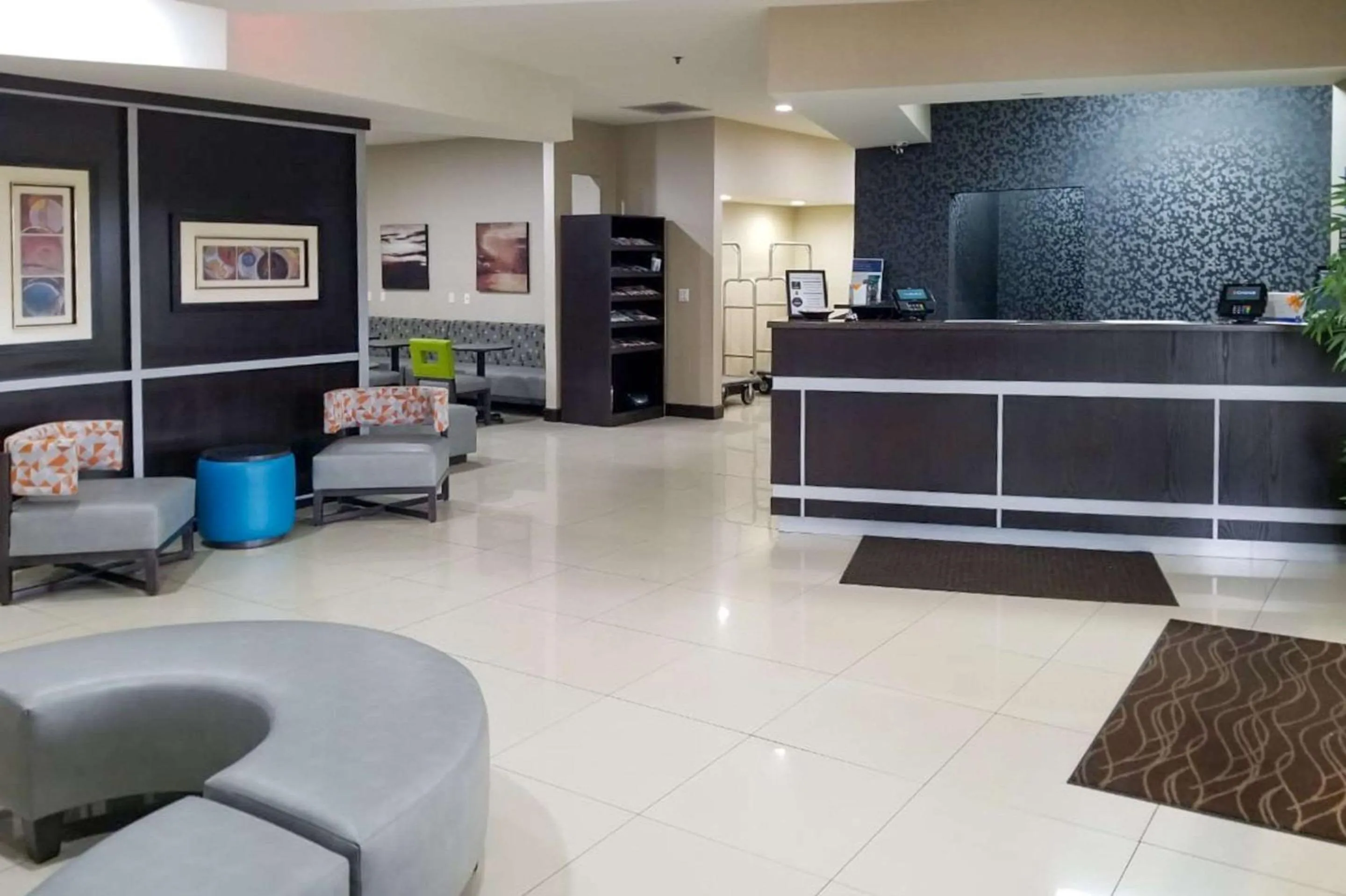 Lobby or reception in SureStay Plus by Best Western Corydon
