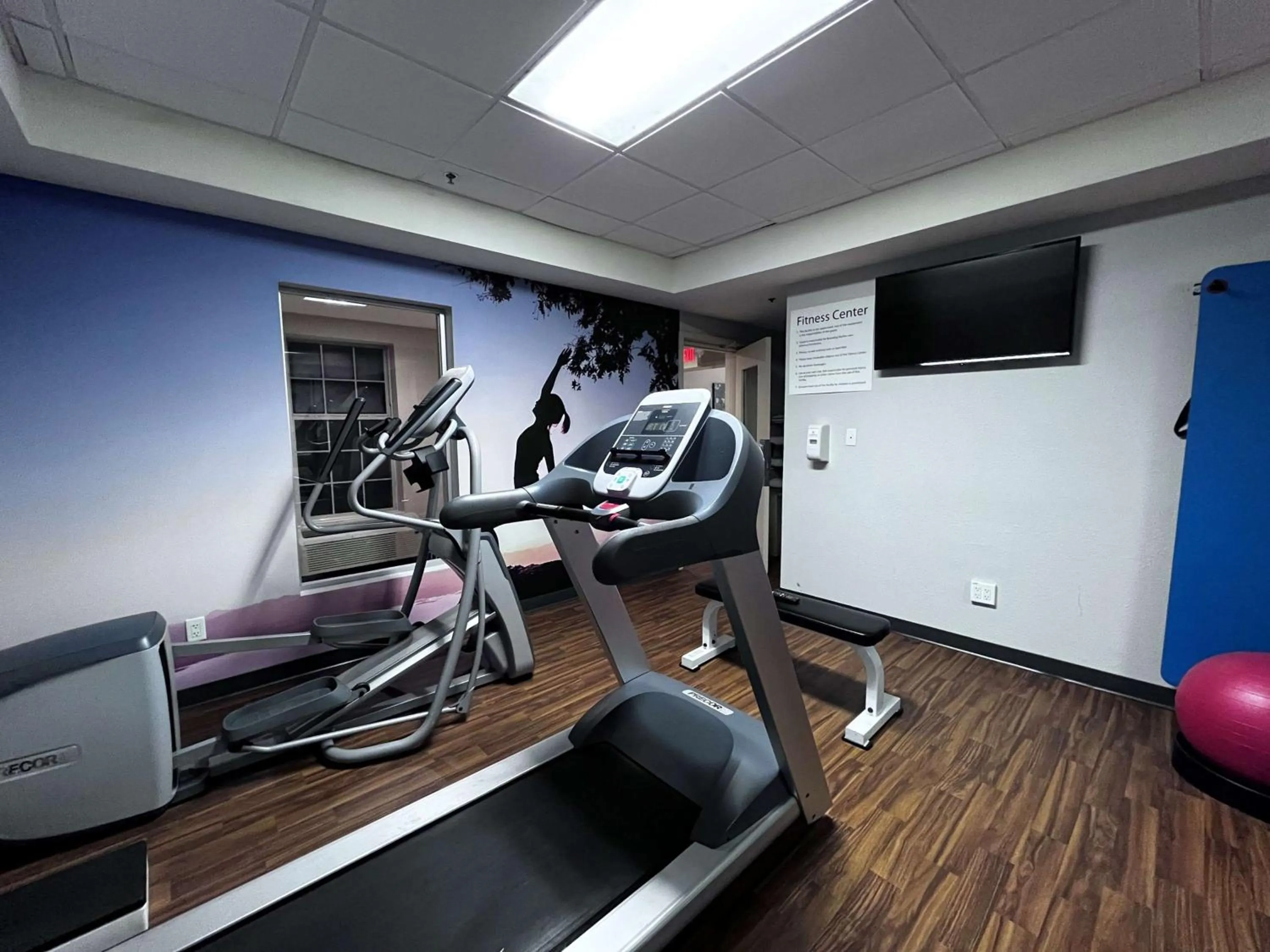 Fitness centre/facilities in SureStay Plus by Best Western Corydon