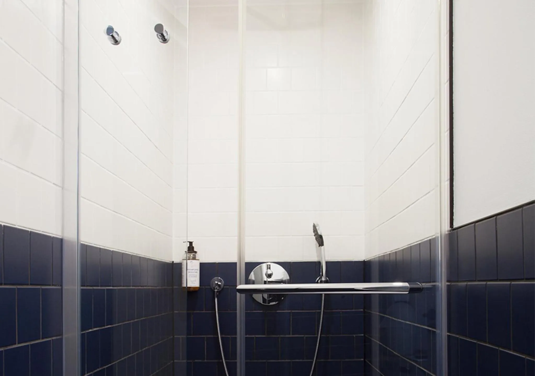 Shower in Hôtel La Nouvelle République & Hammam