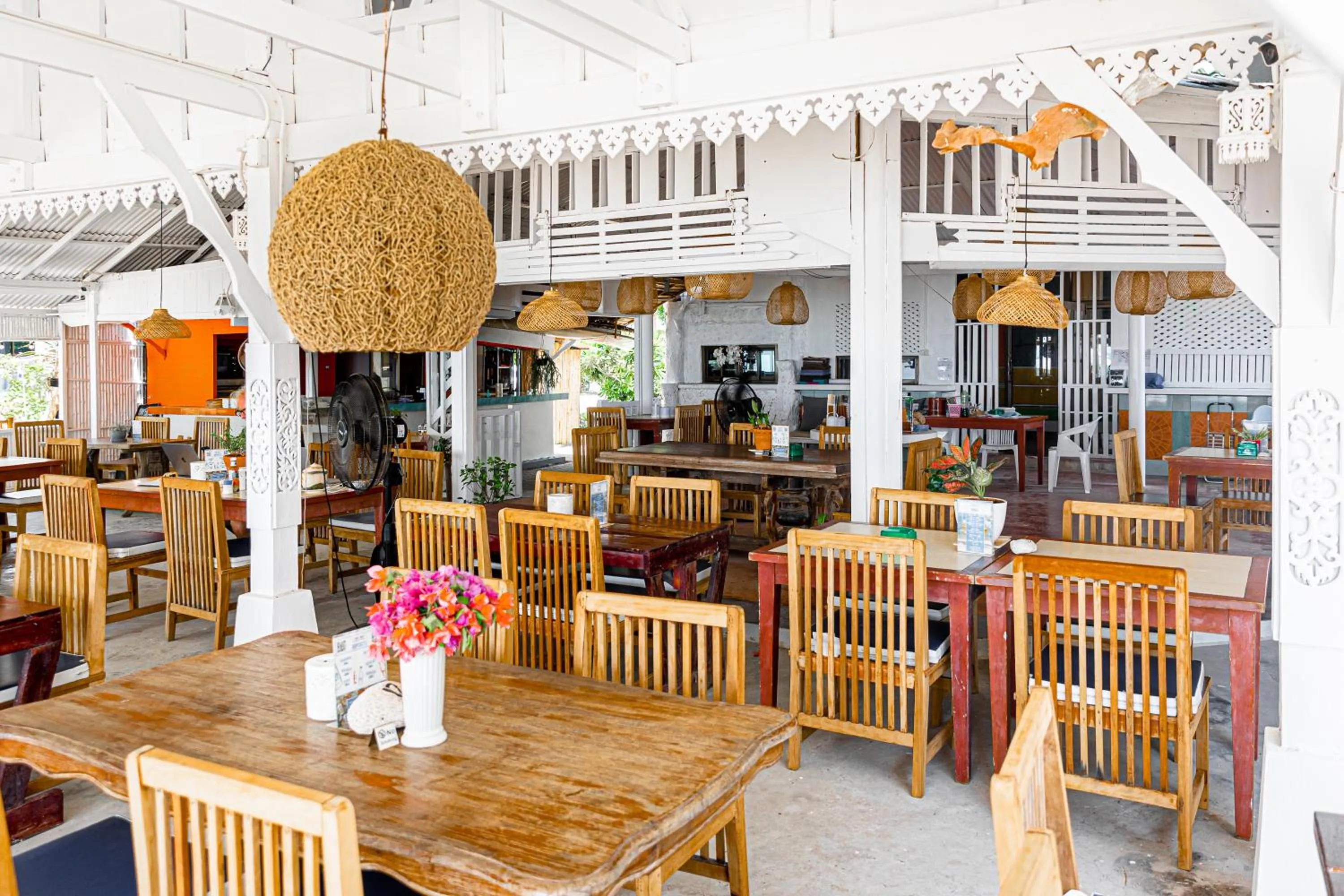 Restaurant/places to eat in Bay Beach Resort