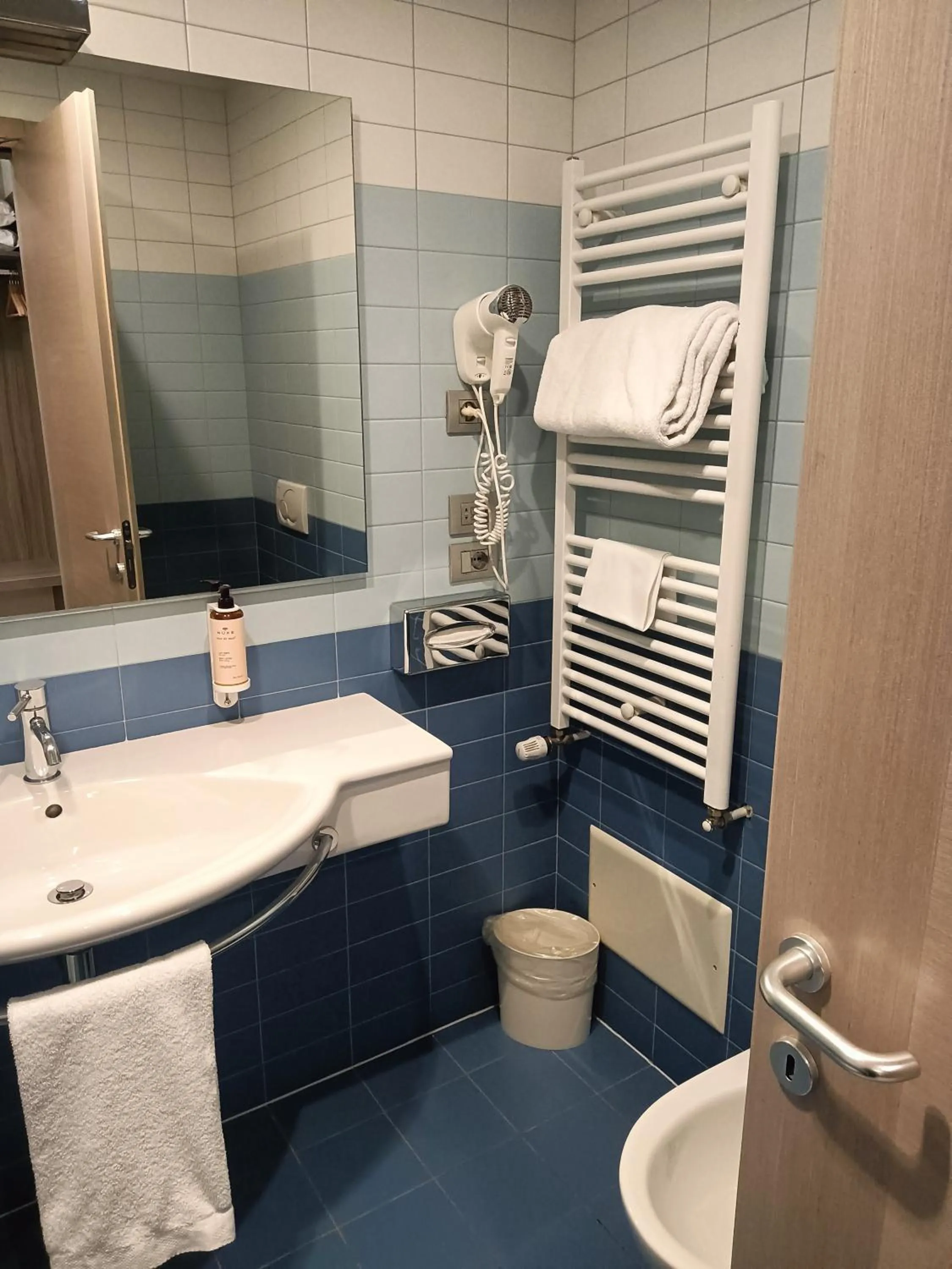 Toilet in Hotel Mercure Venezia-Marghera