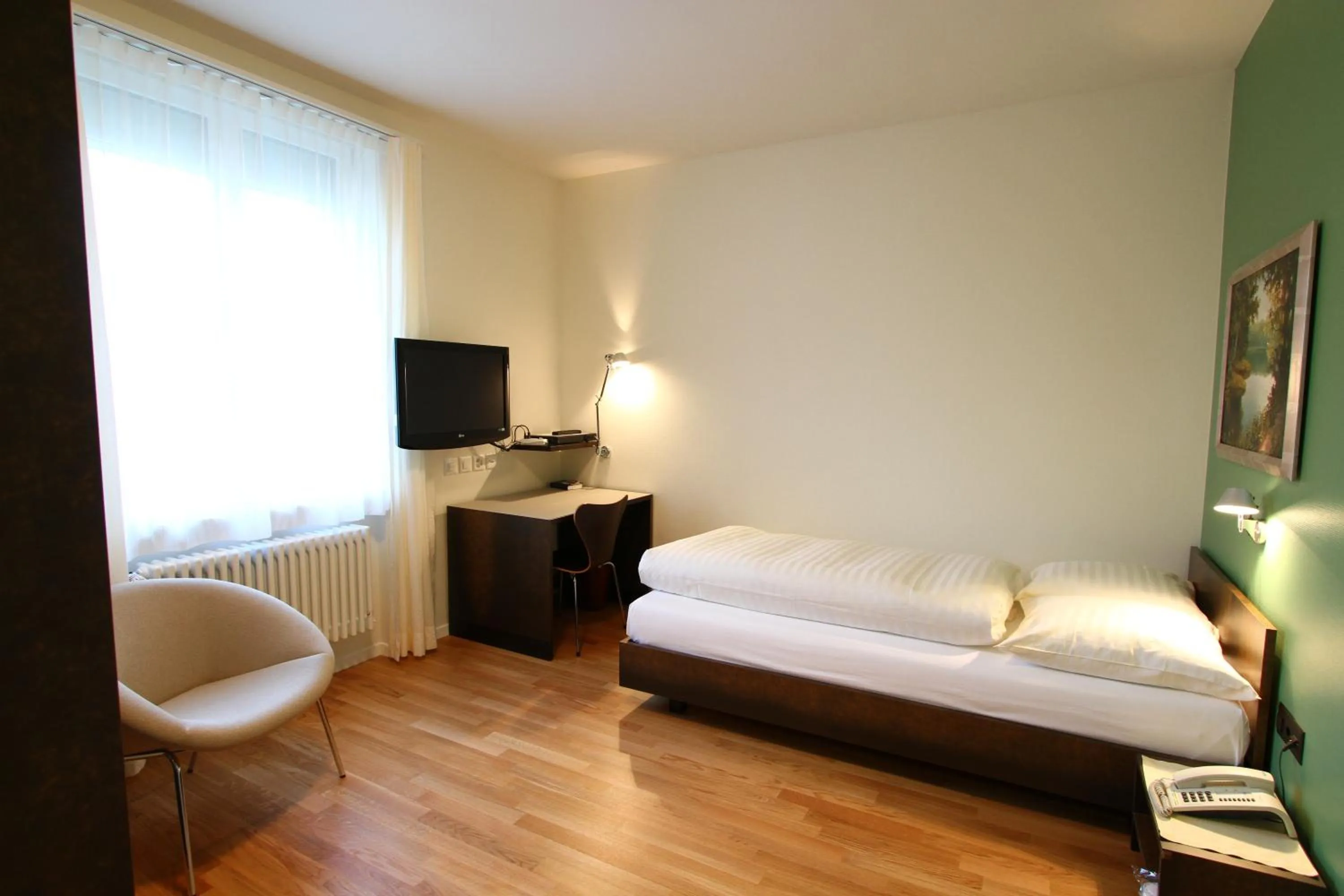 Photo of the whole room, Bed in Hotel Terminus Brugg