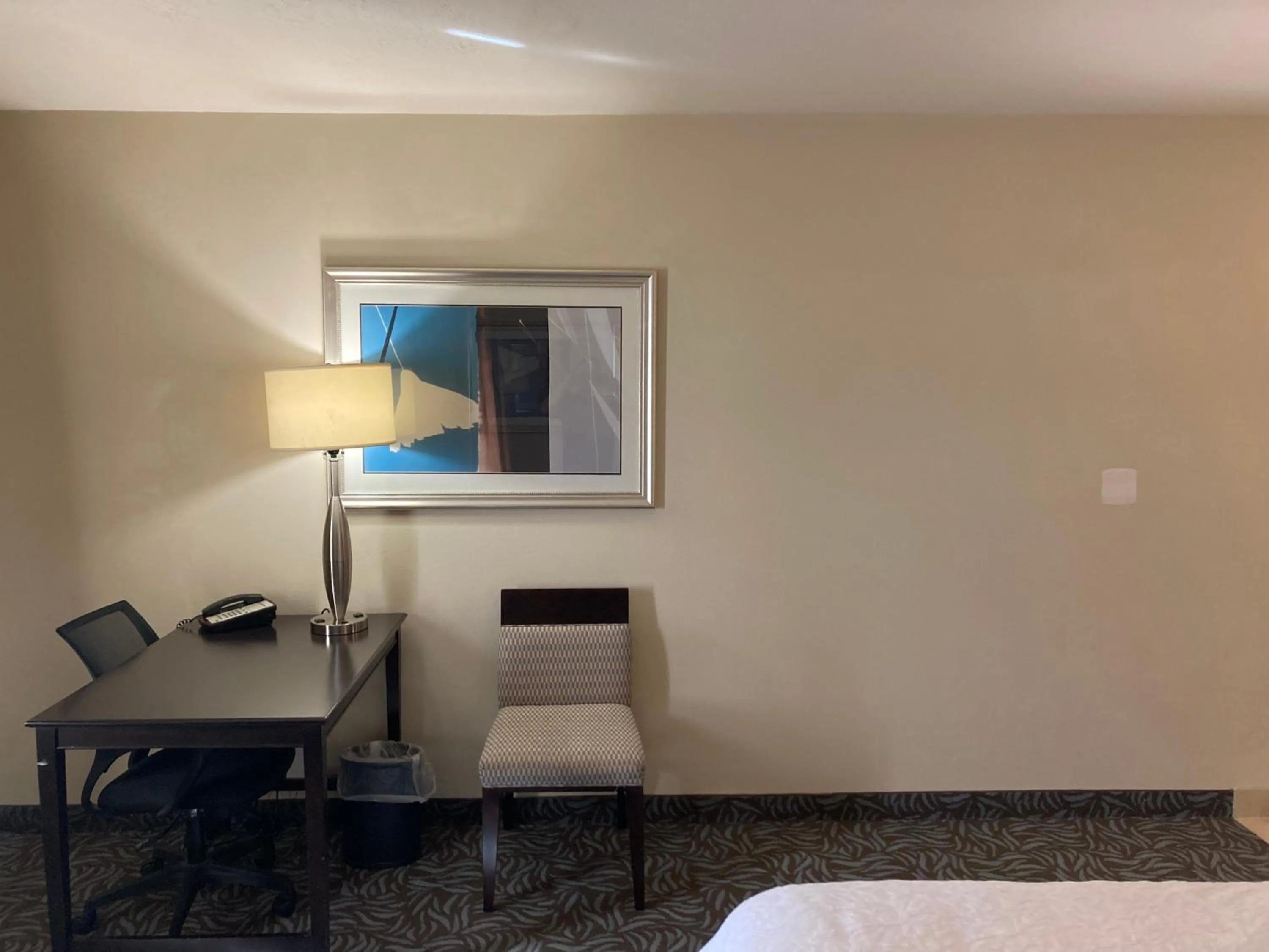 Seating area, Bed in Hampton Inn & Suites Carlsbad