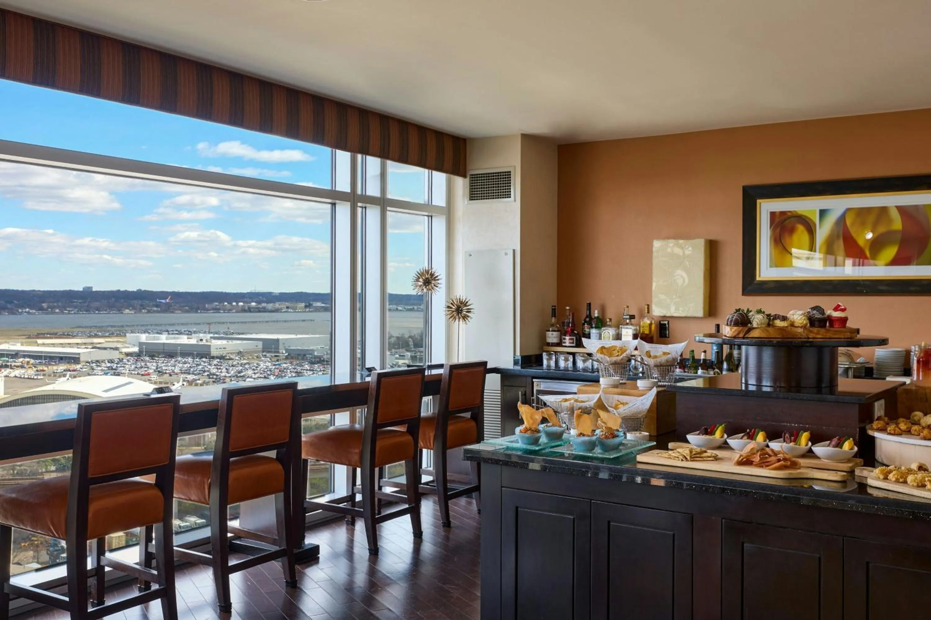 Lounge or bar in Renaissance Arlington Capital View Hotel