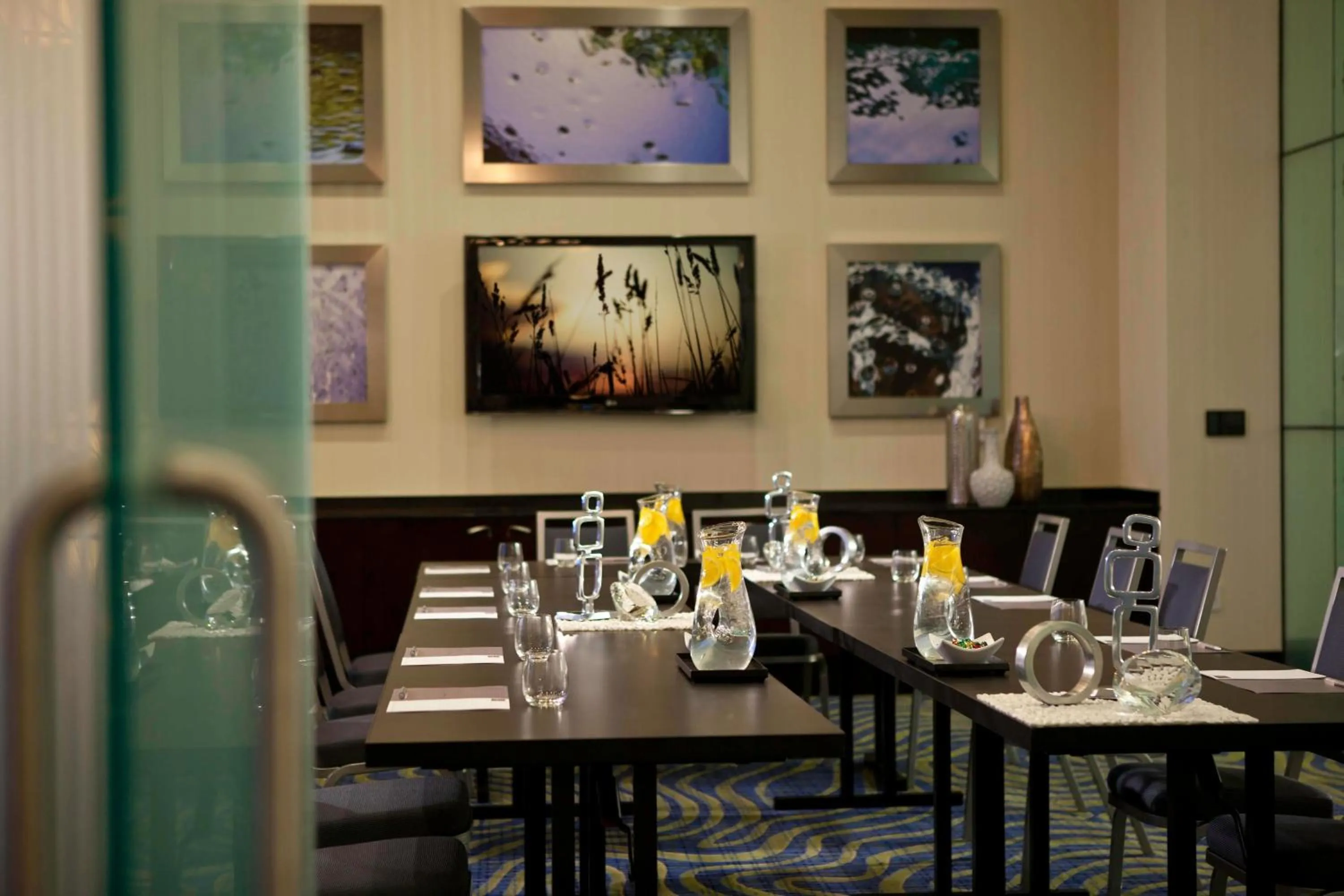 Meeting/conference room in Renaissance Arlington Capital View Hotel