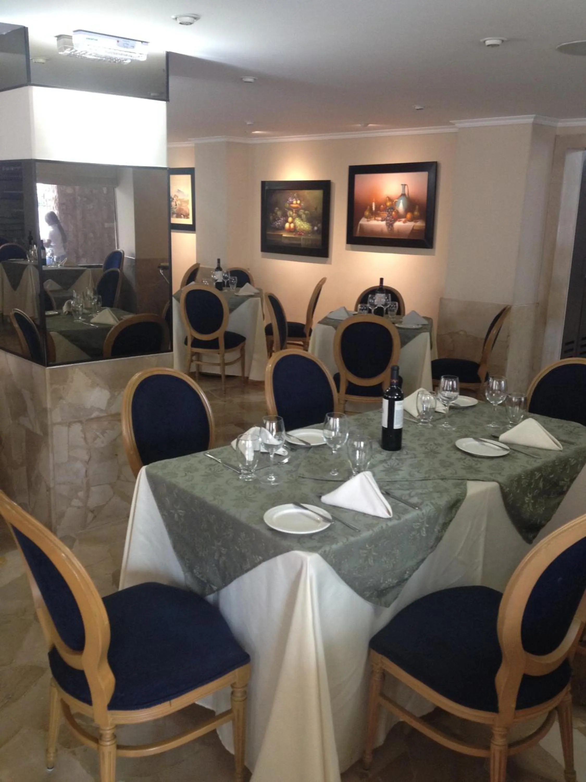Restaurant/places to eat in Hotel Ramada