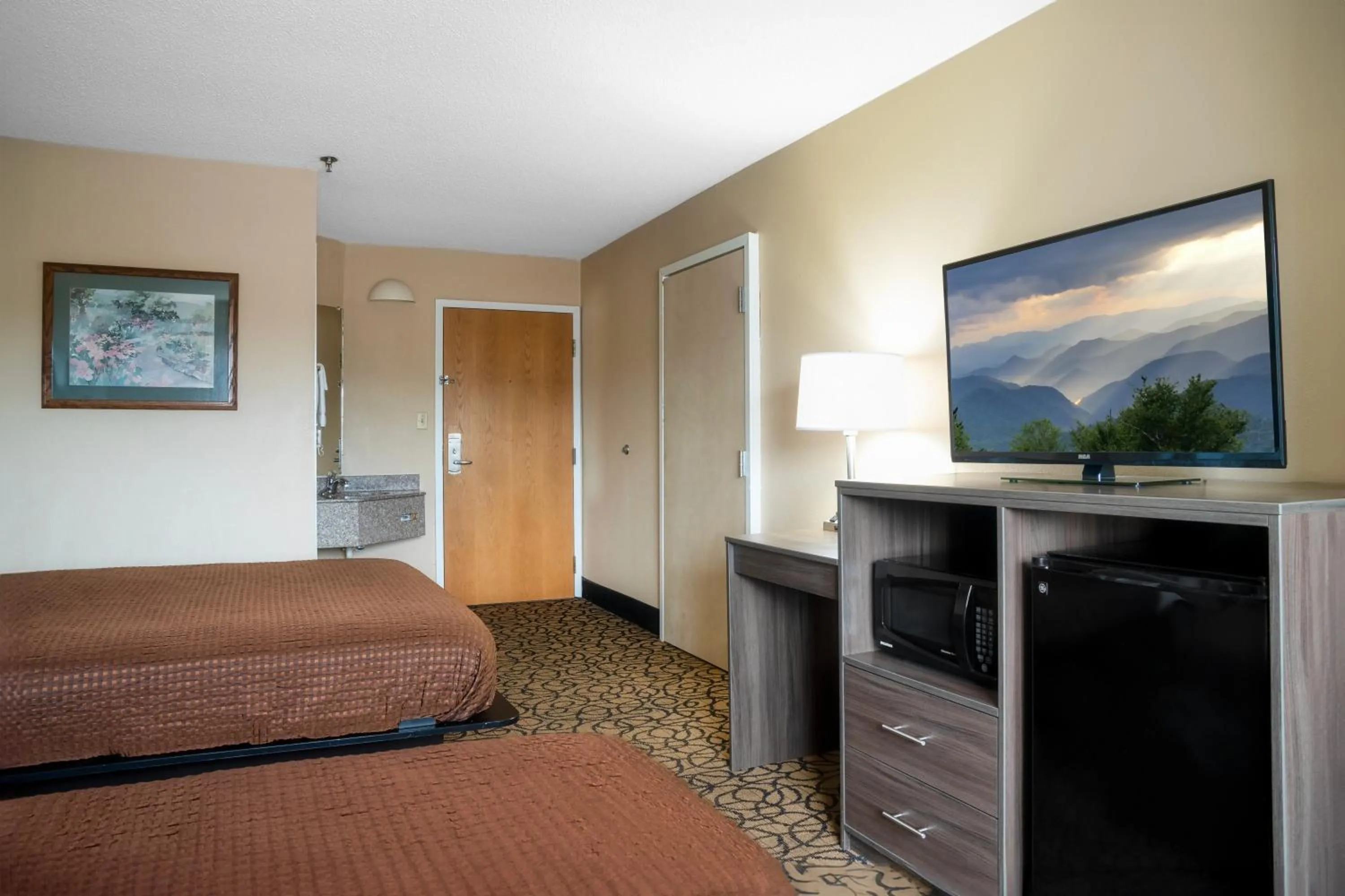 TV and multimedia, Bed in Guest Inn Pigeon Forge