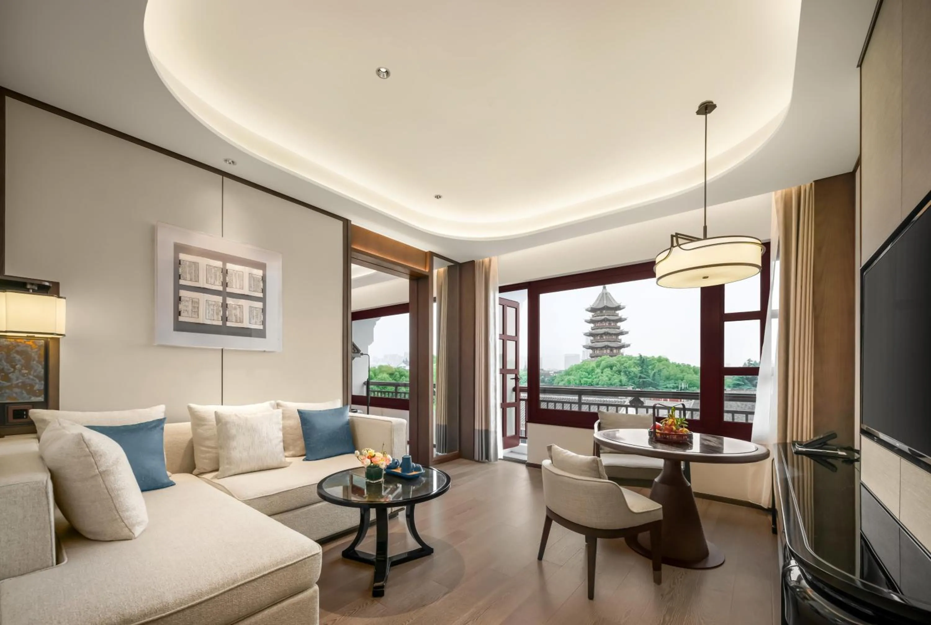 Communal lounge/ TV room in Pan Pacific Suzhou -Including unlimited access to the 4A-level Panmen Scenic Area