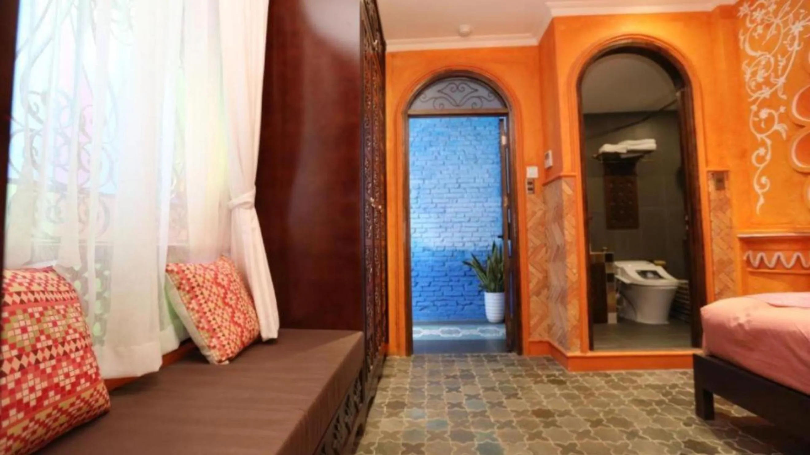 Toilet, Bed in Duc Vuong Saigon Hotel - Bui Vien