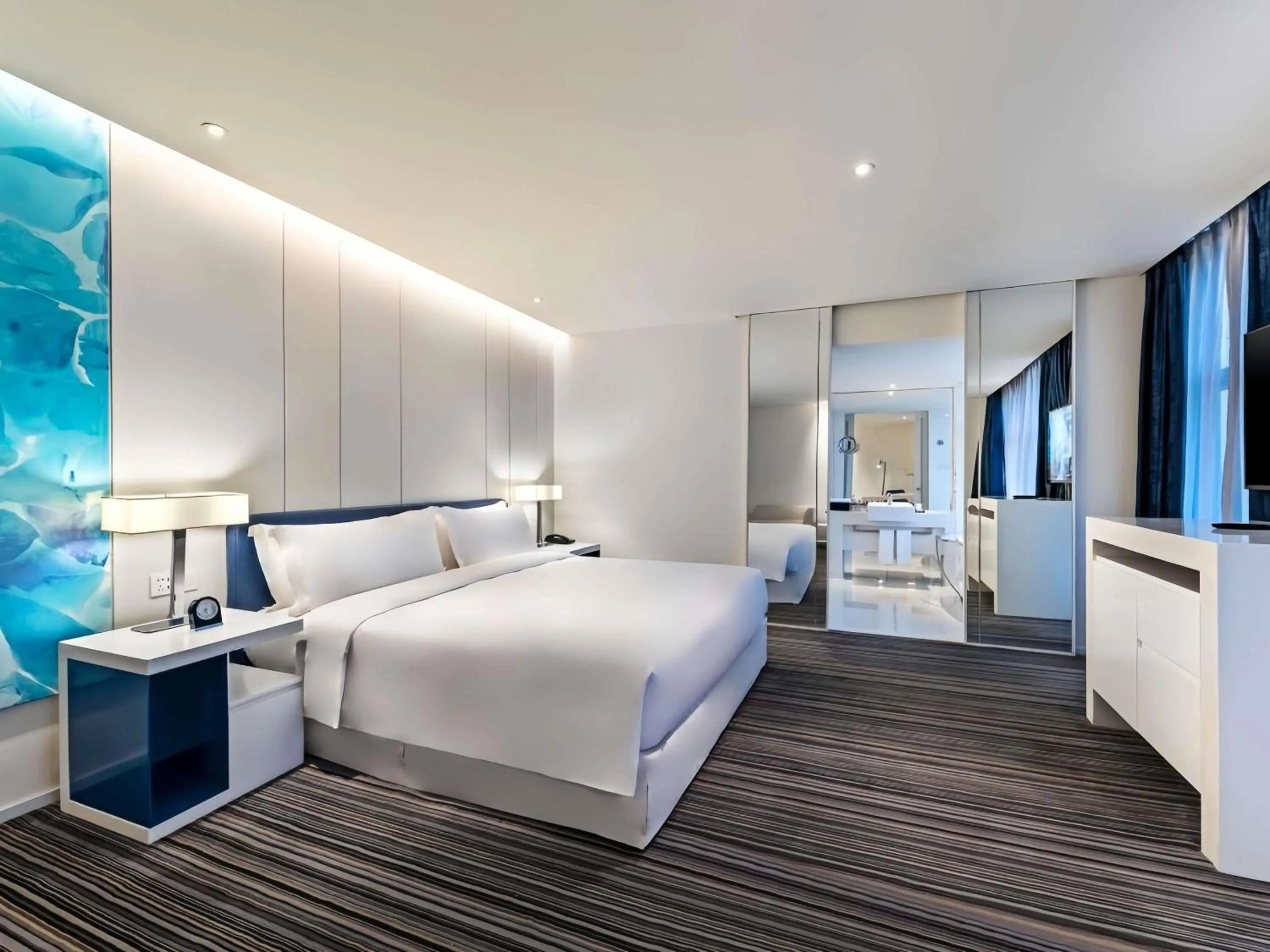 Bedroom, Bed in Grand Mercure Shanghai Century Park