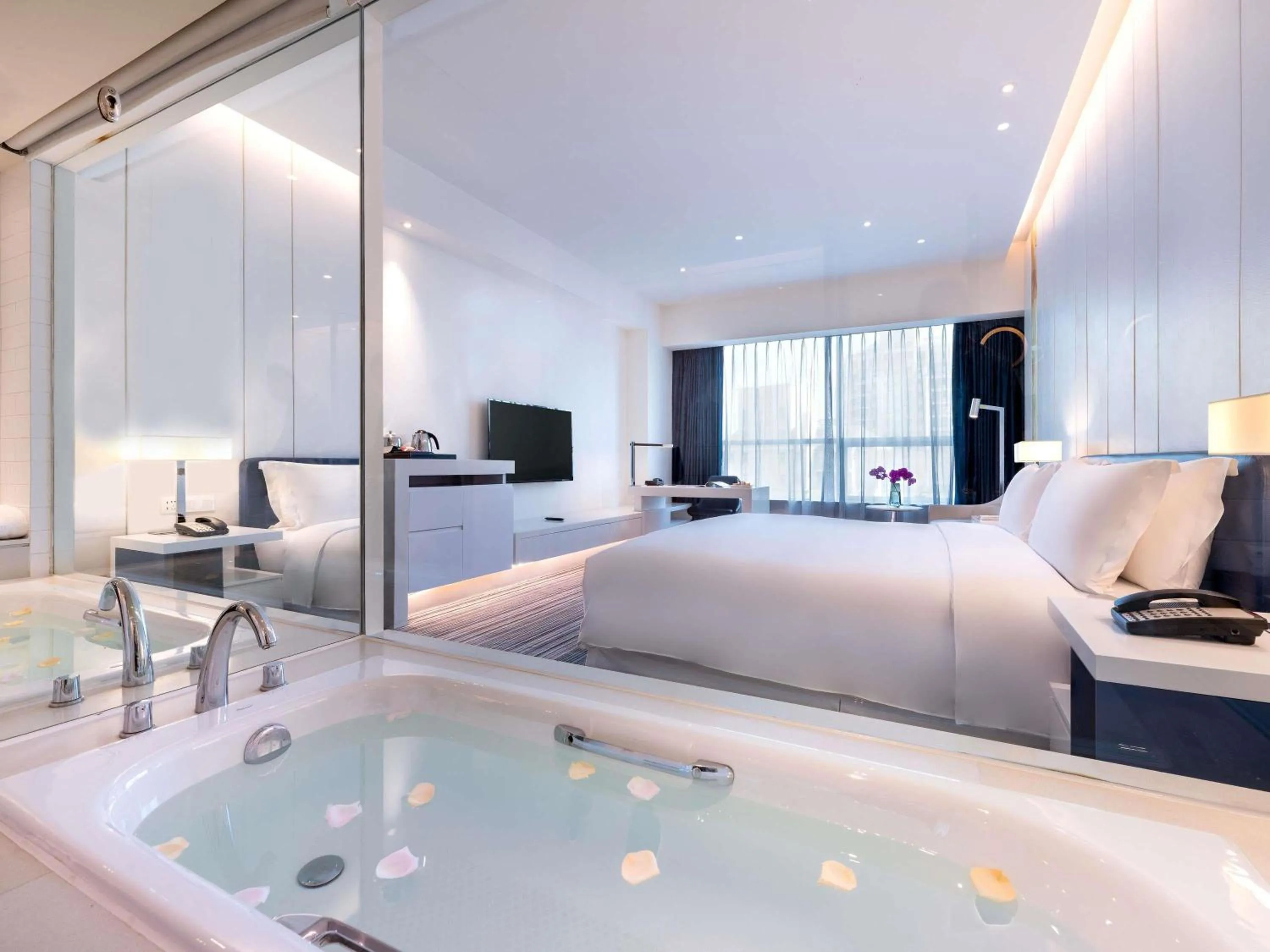 Bedroom, Bed in Grand Mercure Shanghai Century Park