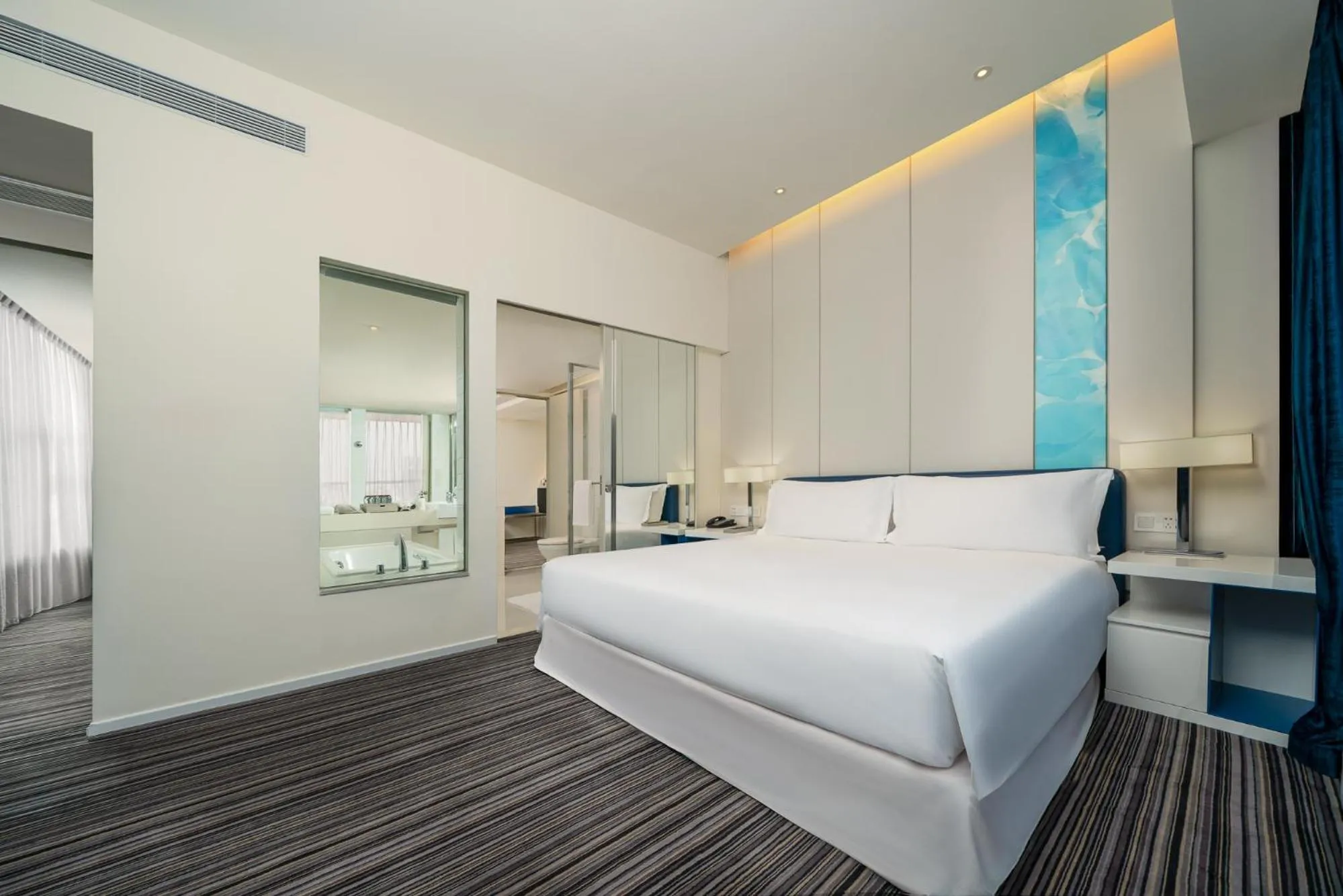 Photo of the whole room, Bed in Grand Mercure Shanghai Century Park