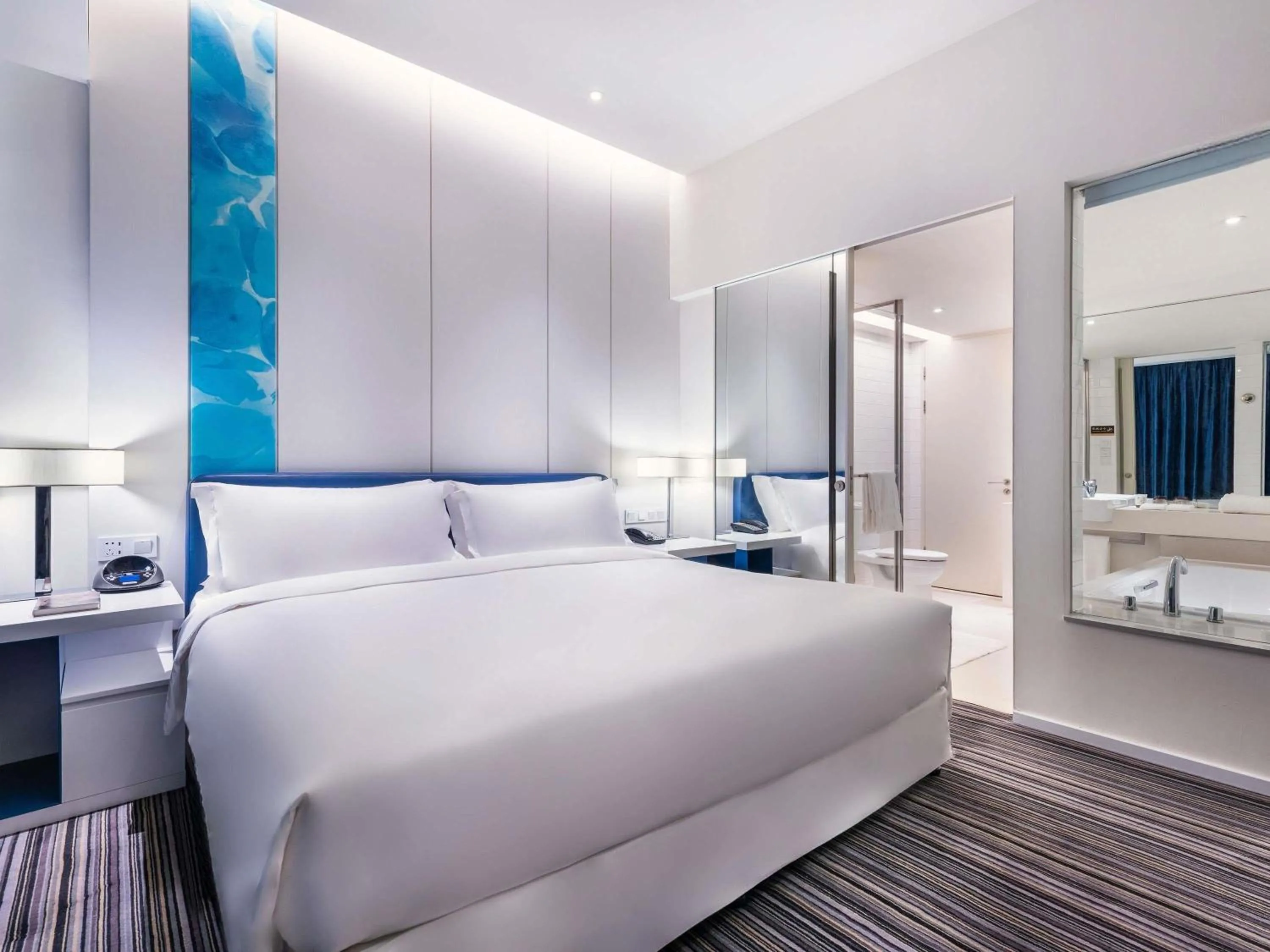 Bedroom, Bed in Grand Mercure Shanghai Century Park