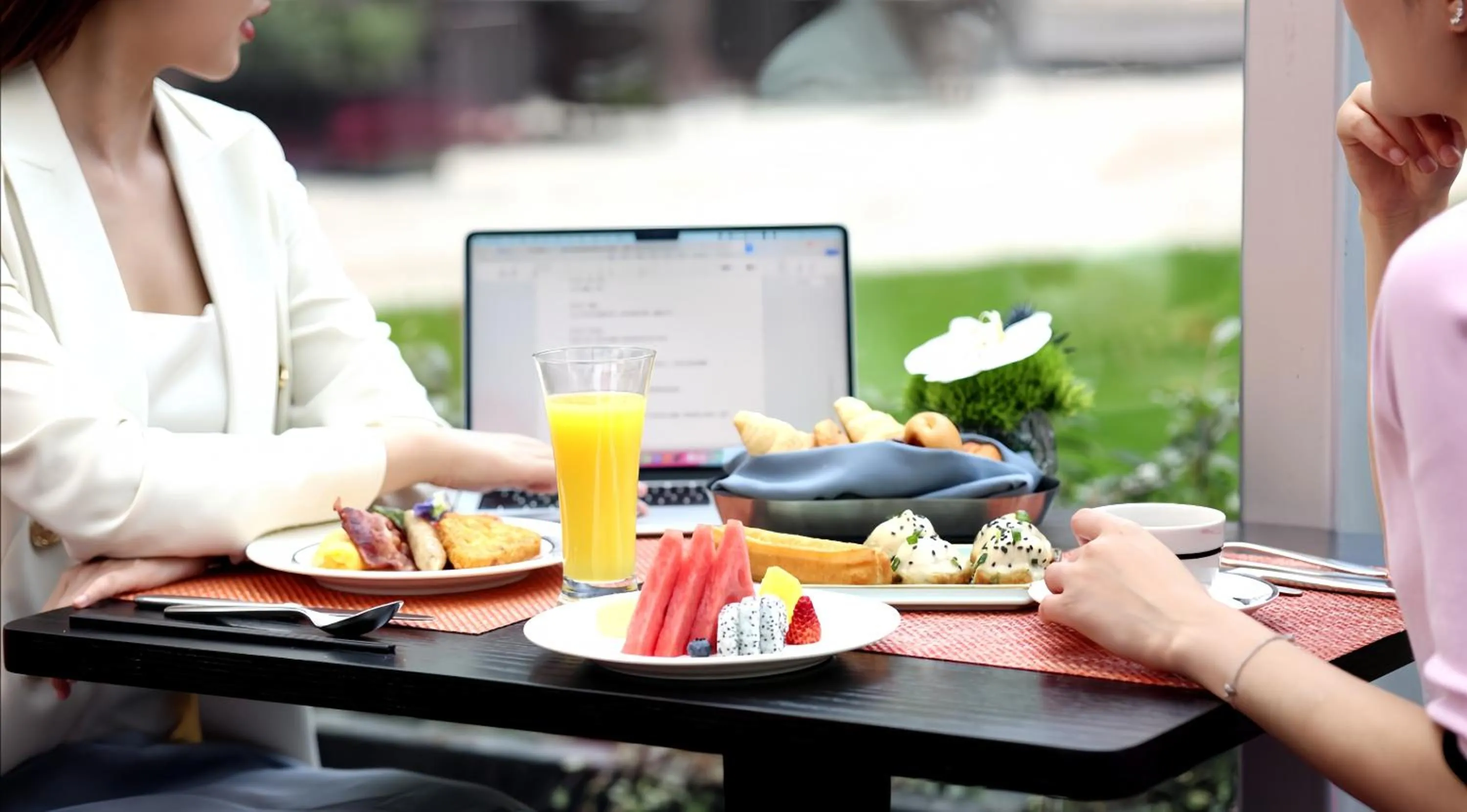 Restaurant/places to eat in Grand Mercure Shanghai Century Park