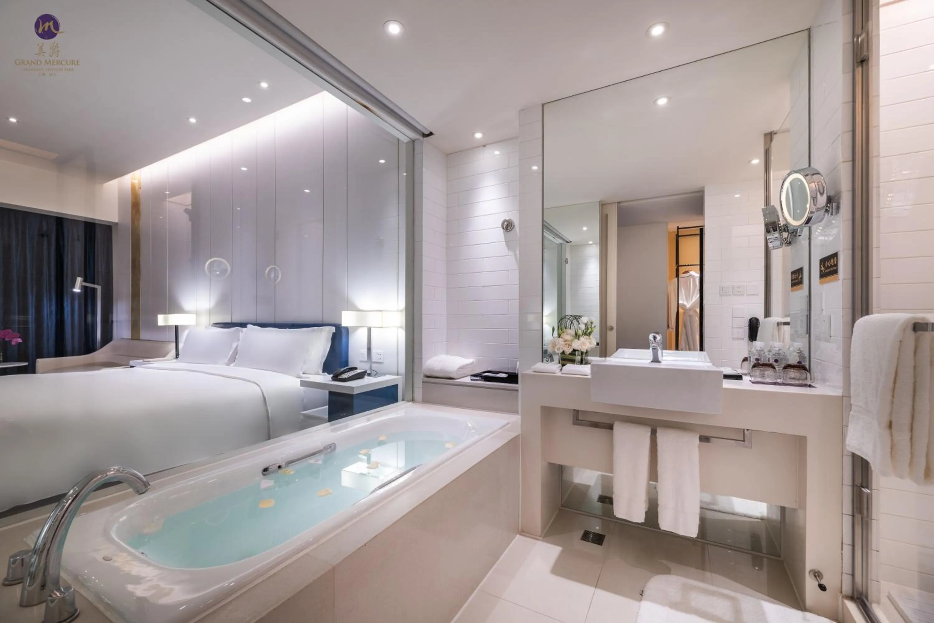 Bathroom, Bed in Grand Mercure Shanghai Century Park