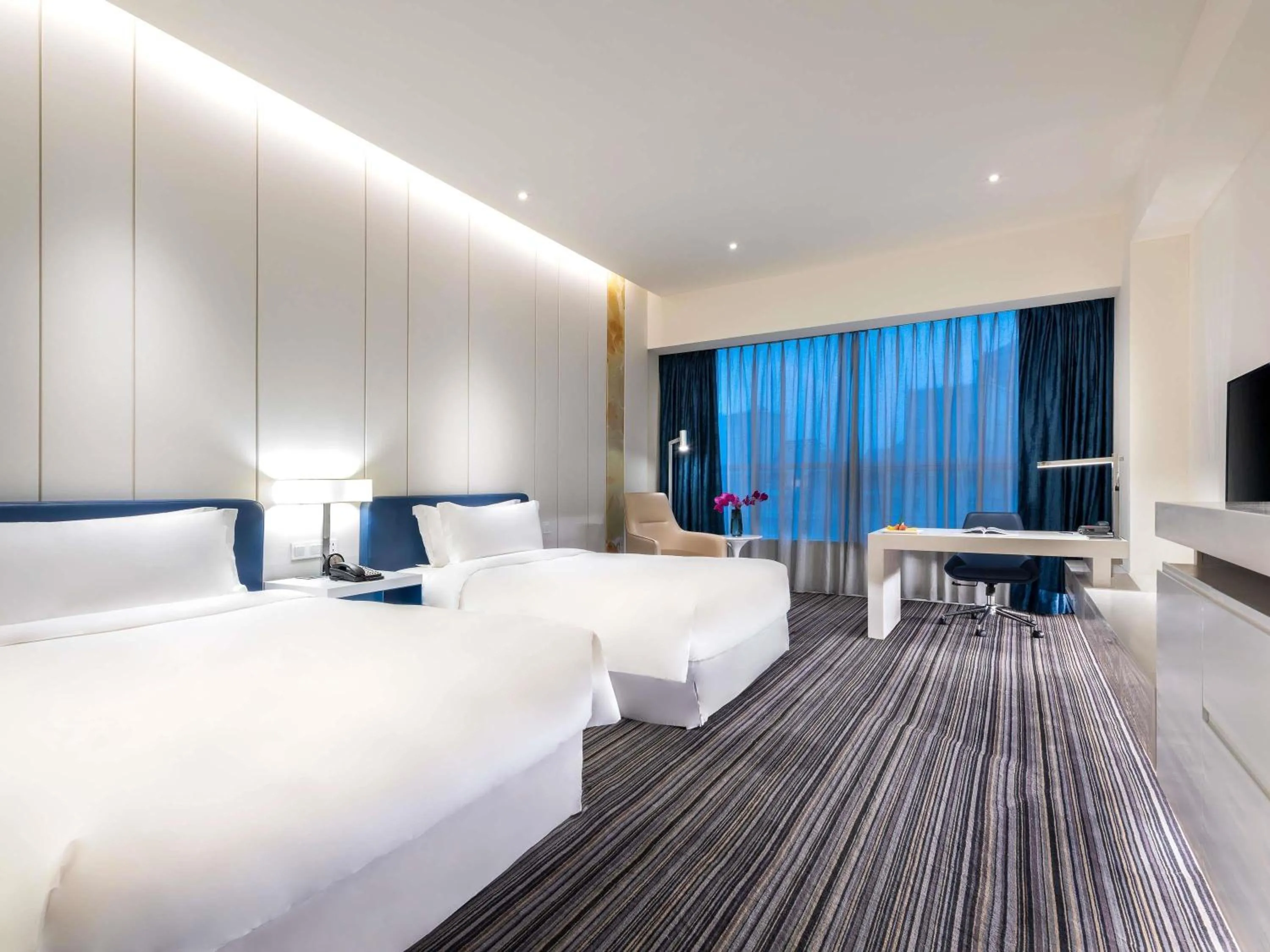 Bedroom, Bed in Grand Mercure Shanghai Century Park