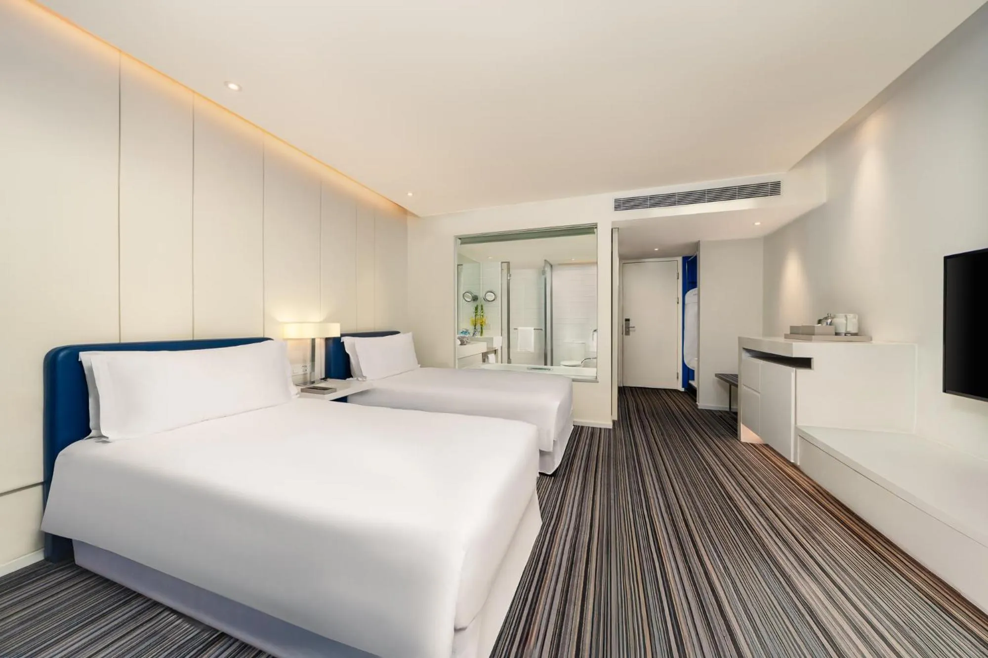 Photo of the whole room, Bed in Grand Mercure Shanghai Century Park