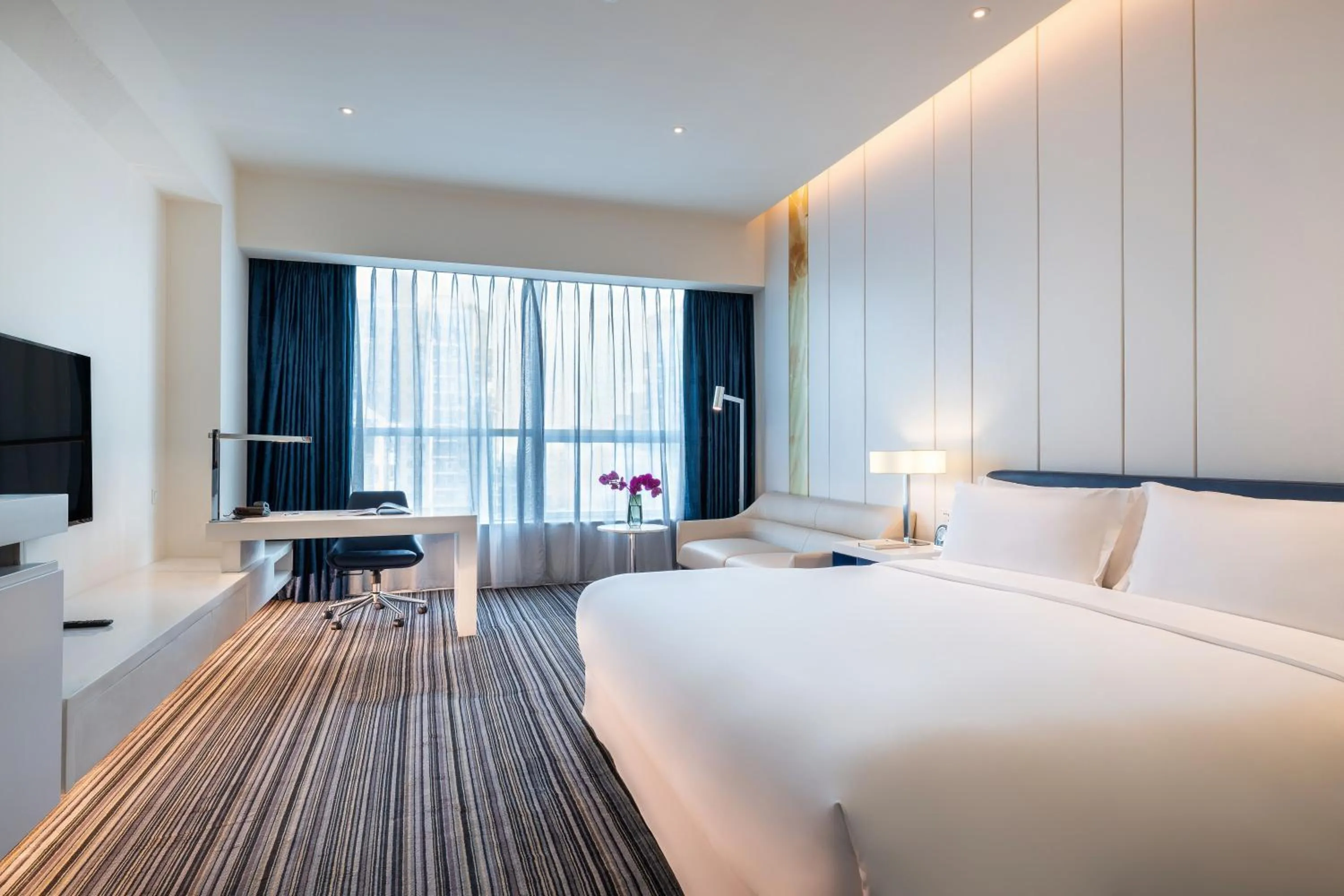 Photo of the whole room, Bed in Grand Mercure Shanghai Century Park