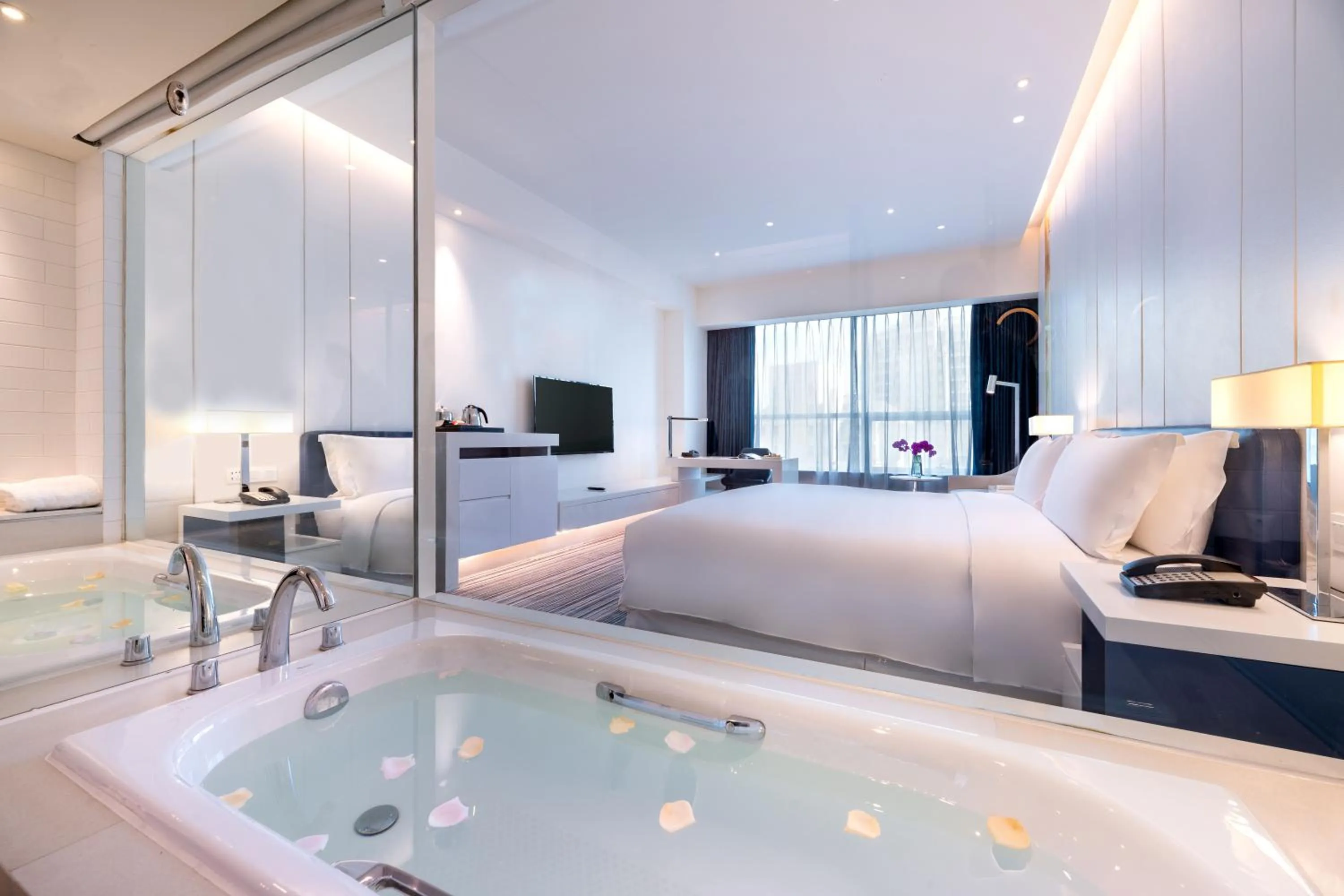 Photo of the whole room, Bed in Grand Mercure Shanghai Century Park