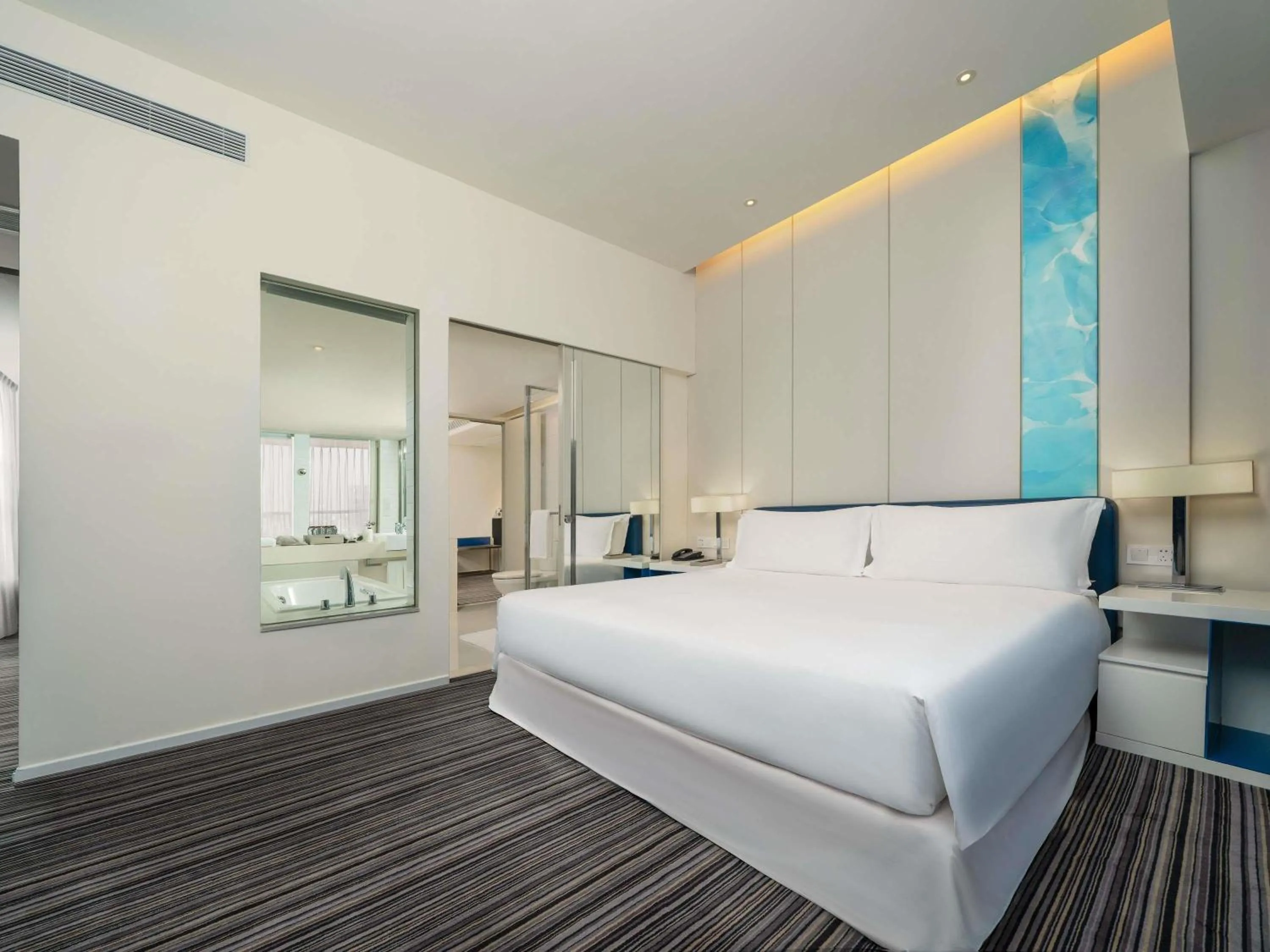 Bedroom, Bed in Grand Mercure Shanghai Century Park