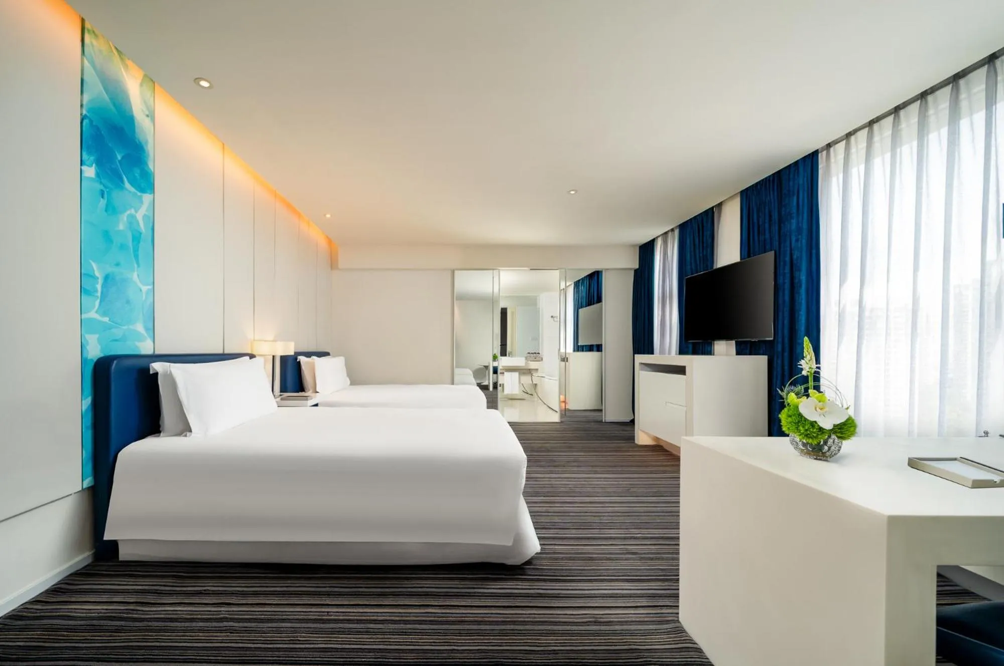 Photo of the whole room, Bed in Grand Mercure Shanghai Century Park